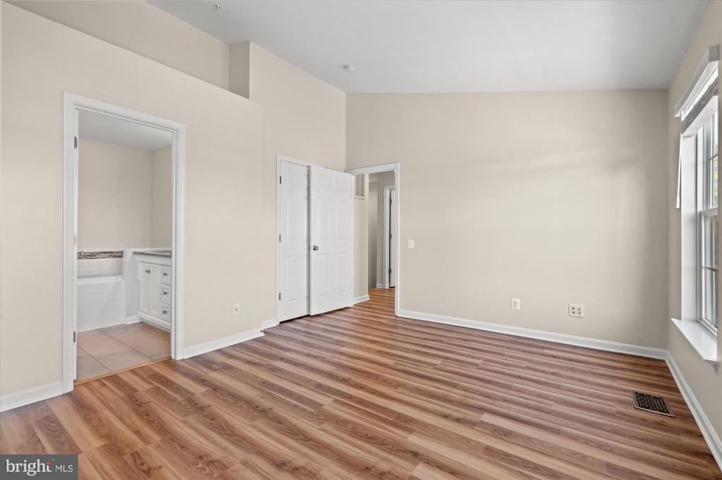220 FALLSGROVE BOULEVARD Unit: 3