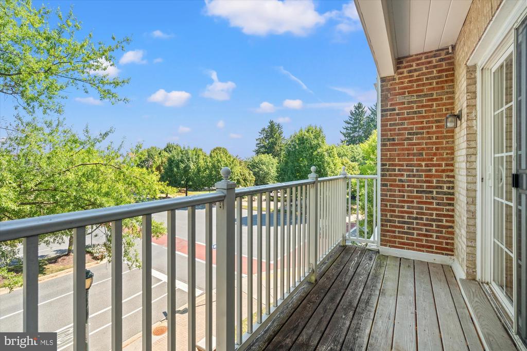 220 FALLSGROVE BOULEVARD Unit: 3