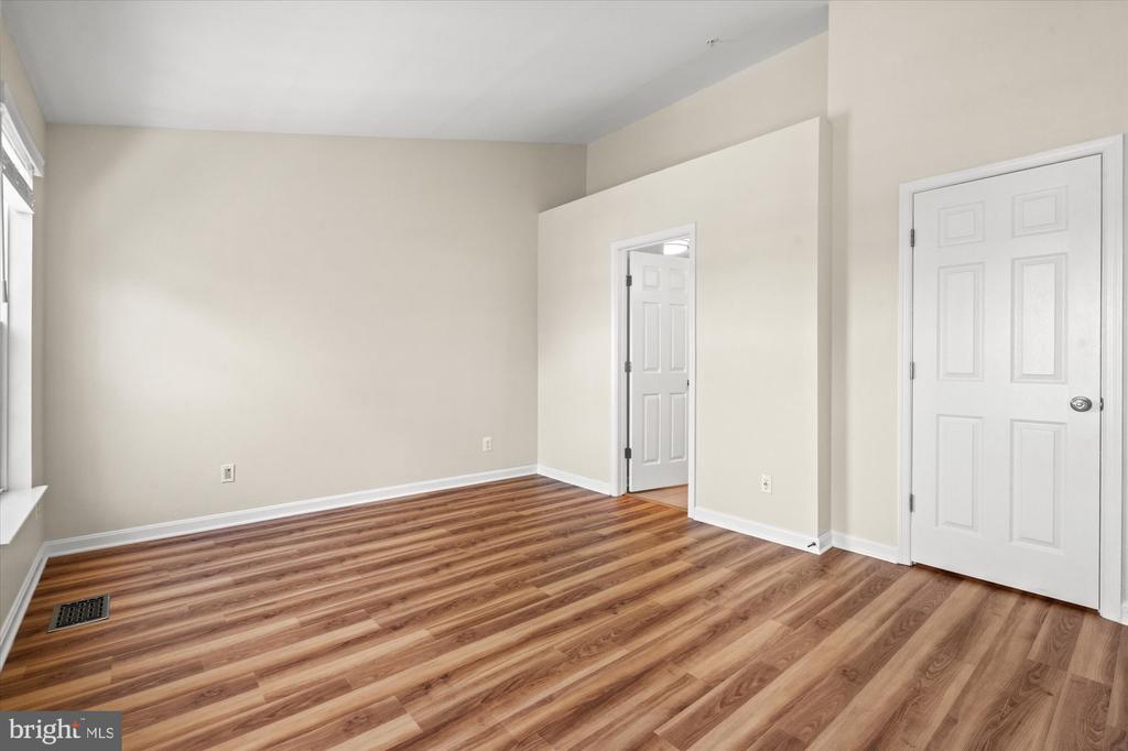 220 FALLSGROVE BOULEVARD Unit: 3