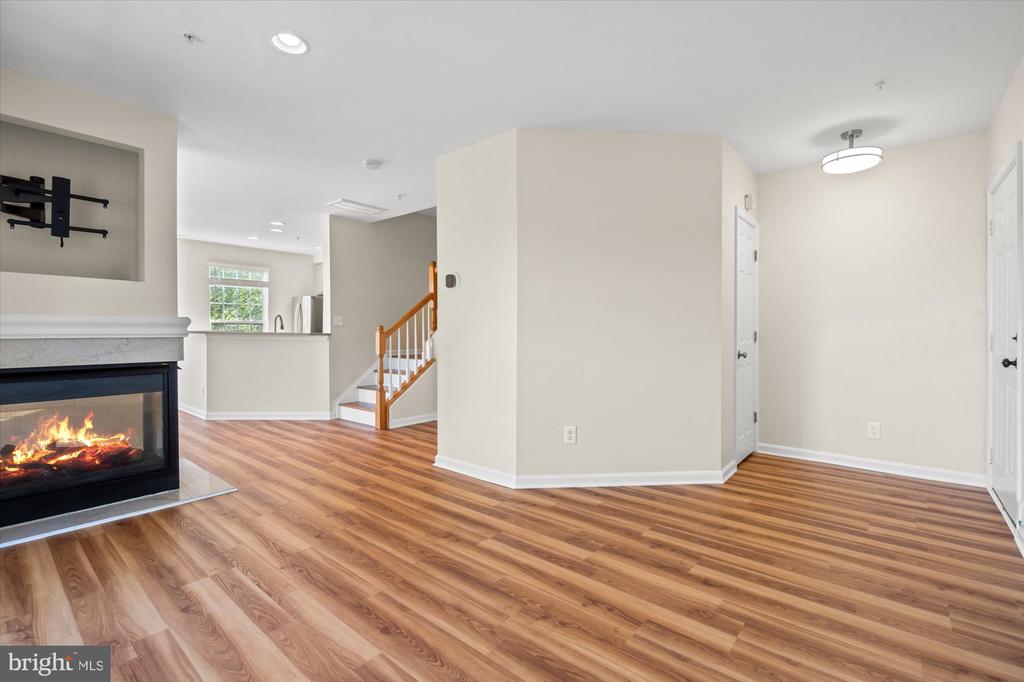 220 FALLSGROVE BOULEVARD Unit: 3