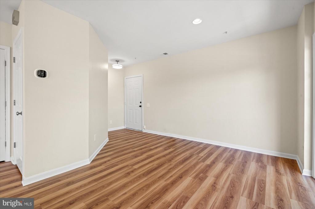 220 FALLSGROVE BOULEVARD Unit: 3