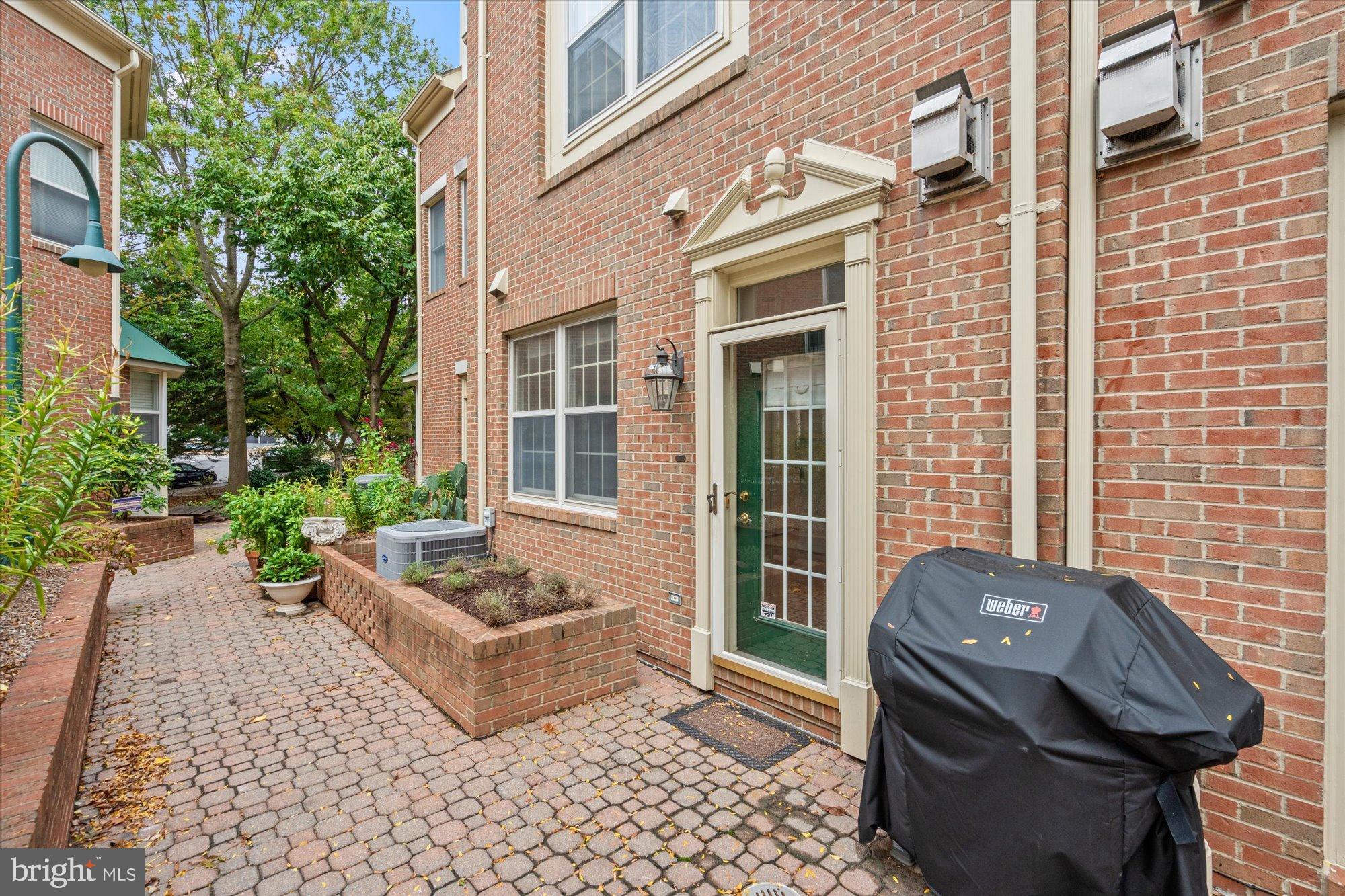 2622 CLARENDON BOULEVARD