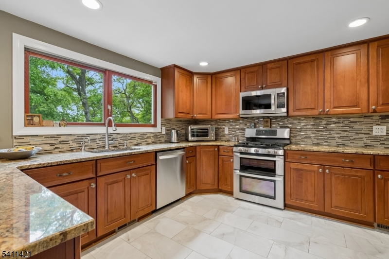 60 Edgemere Rd