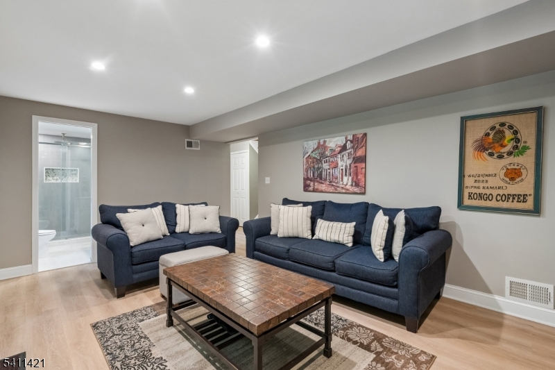 60 Edgemere Rd