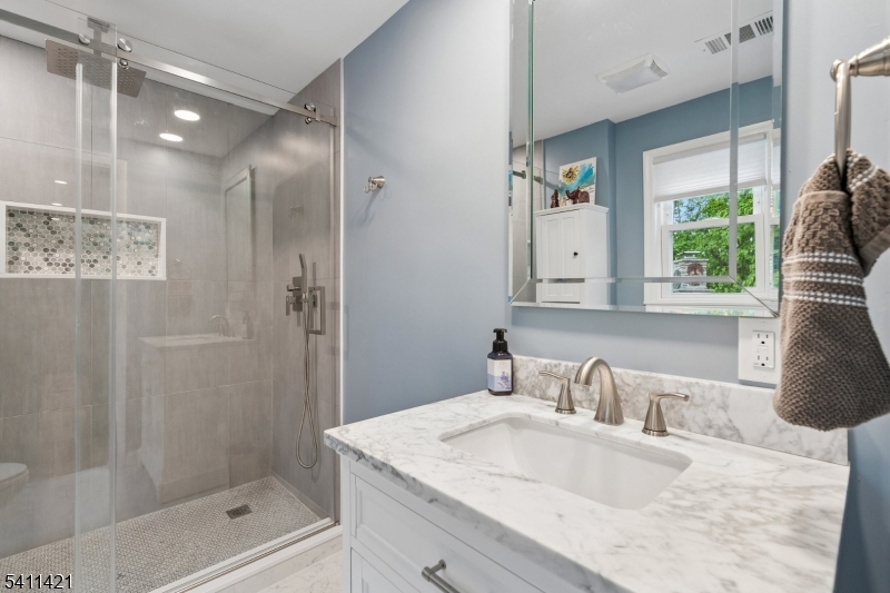 60 Edgemere Rd