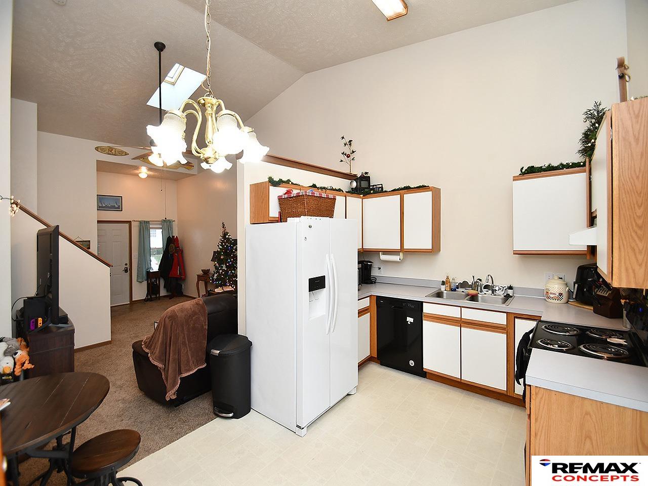 752 W Belmont Avenue