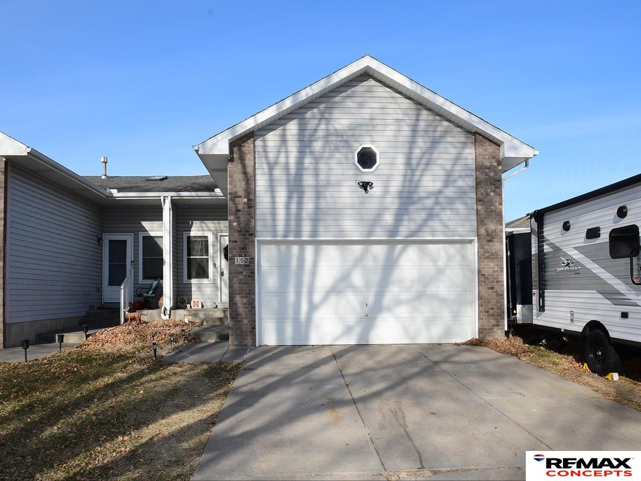 752 W Belmont Avenue