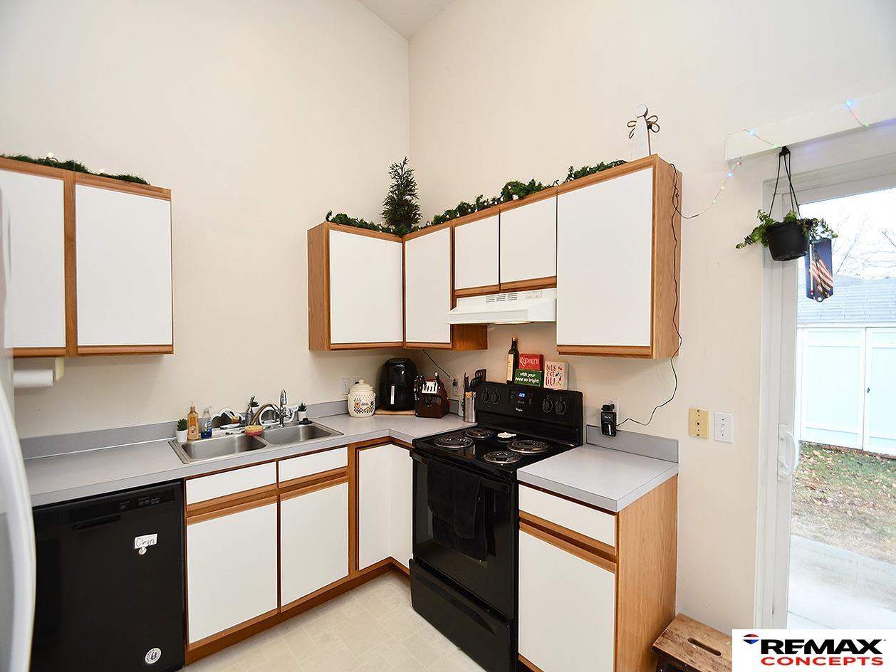 752 W Belmont Avenue