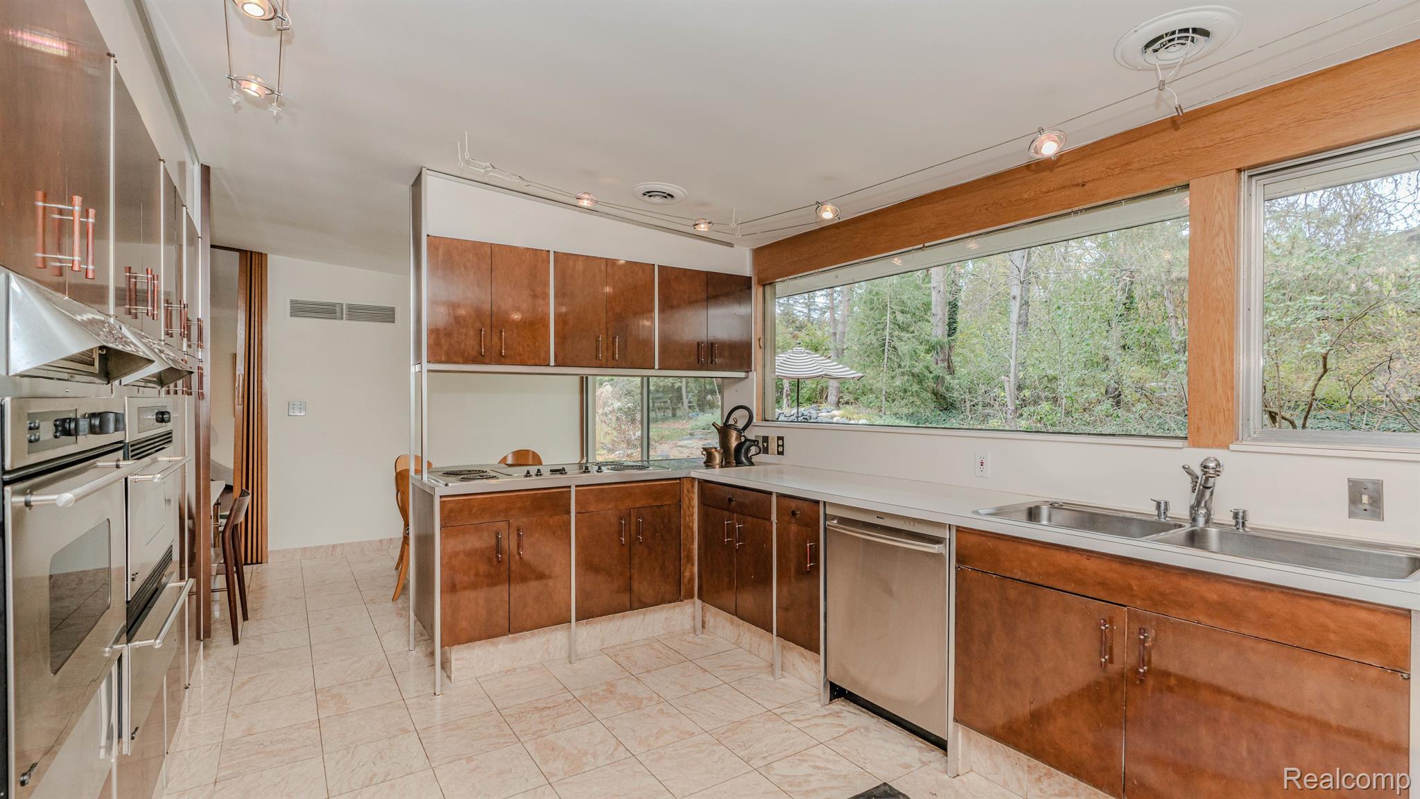 1105 CHARRINGTON Road
