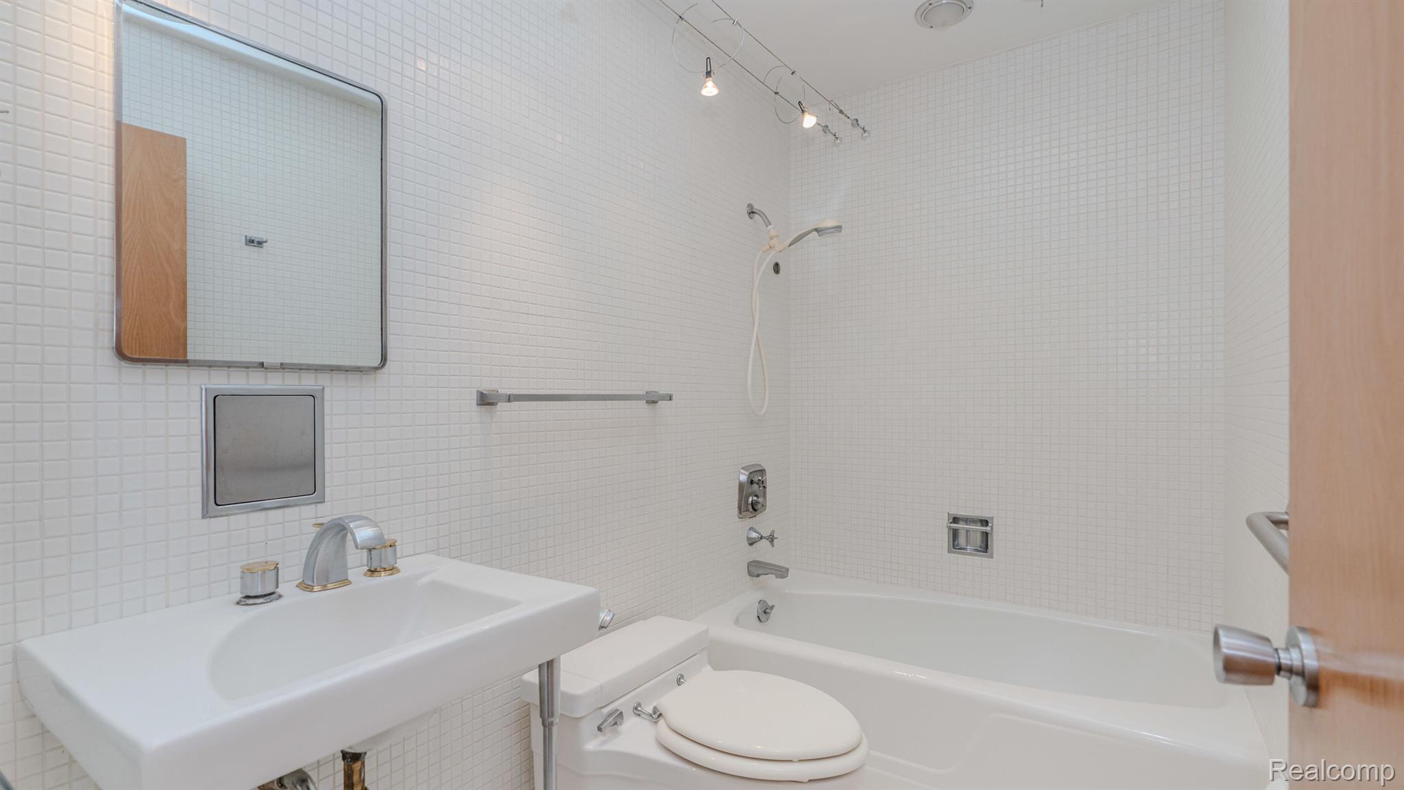 1105 CHARRINGTON Road