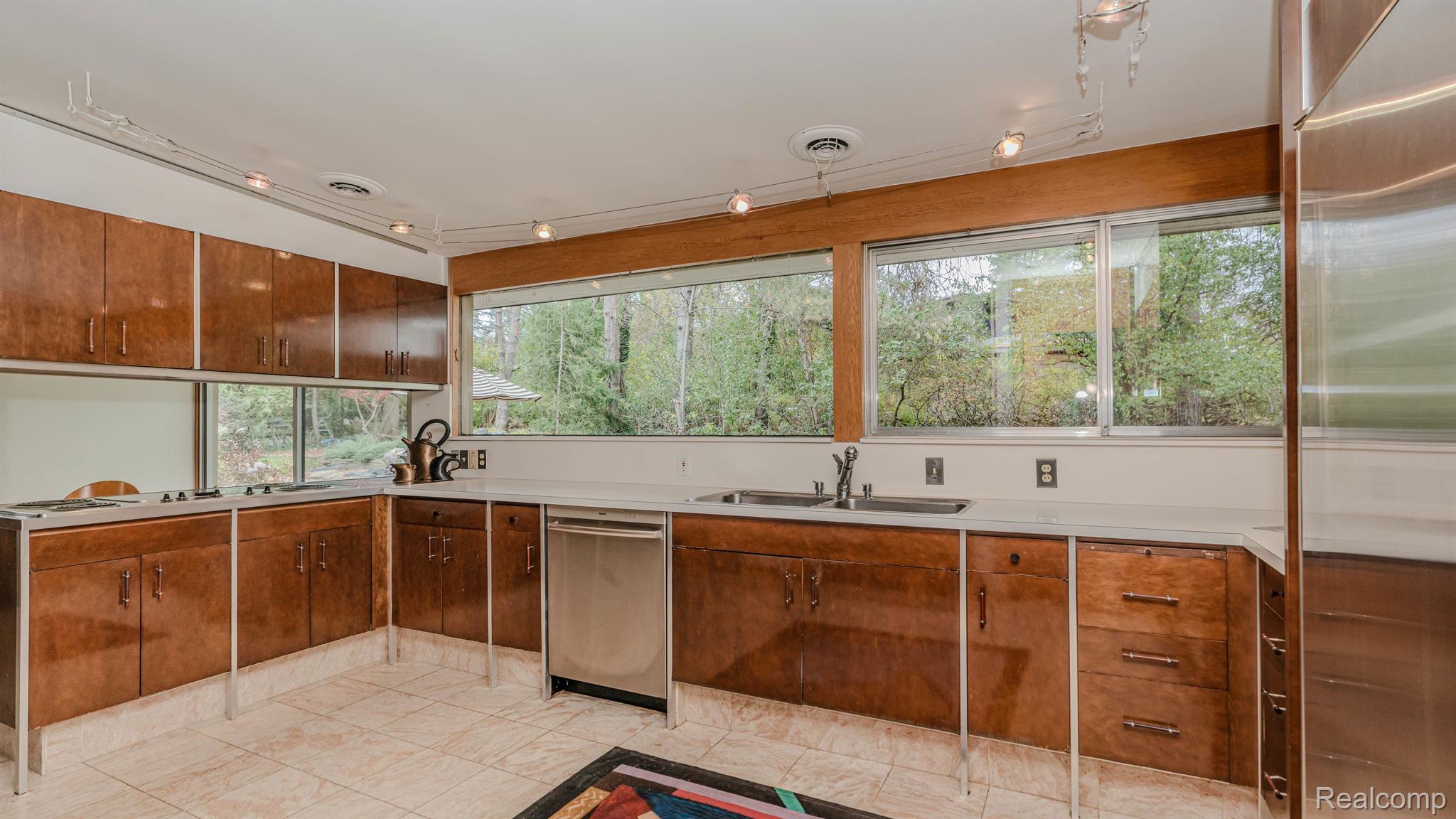 1105 CHARRINGTON Road