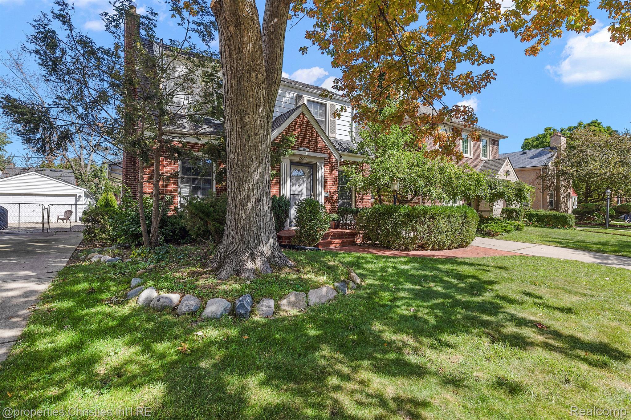2000 LOCHMOOR Boulevard