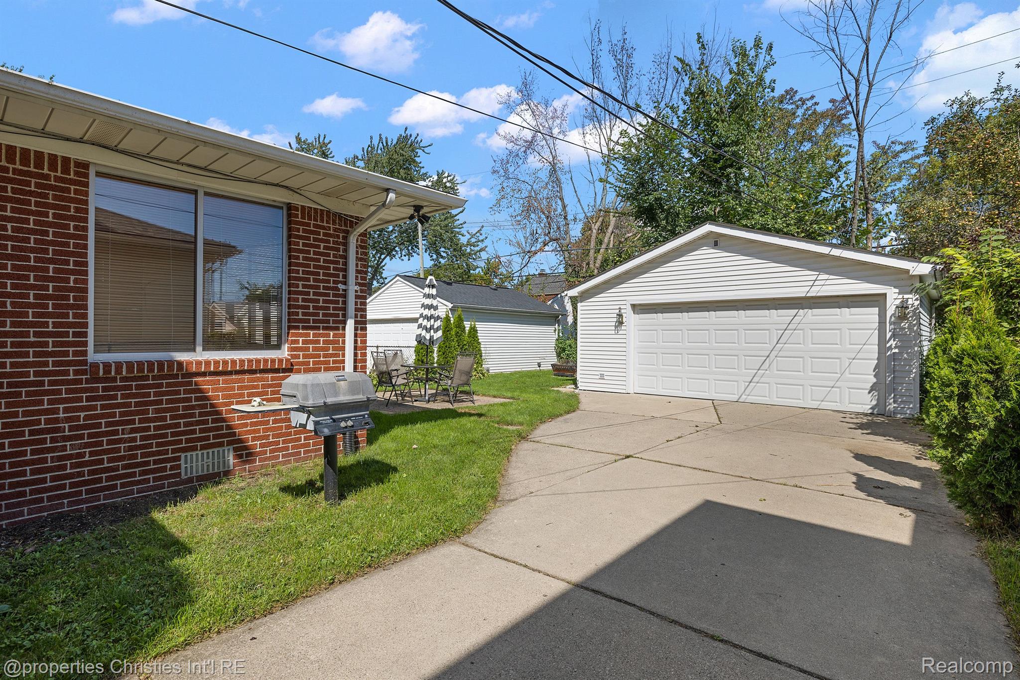 2000 LOCHMOOR Boulevard
