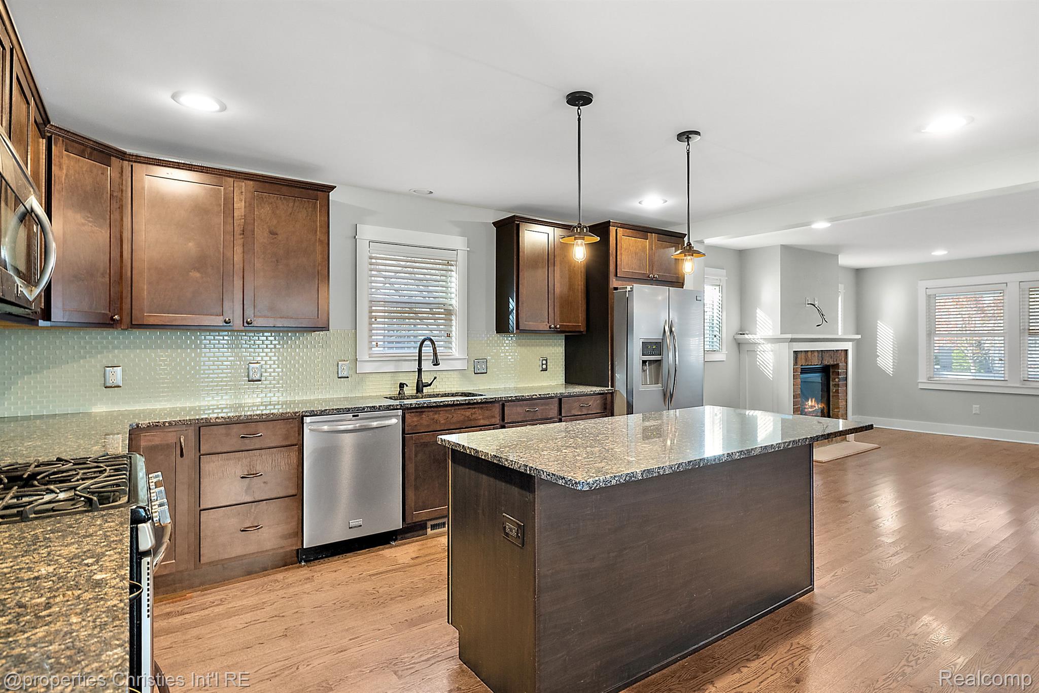 620 E 5TH Street