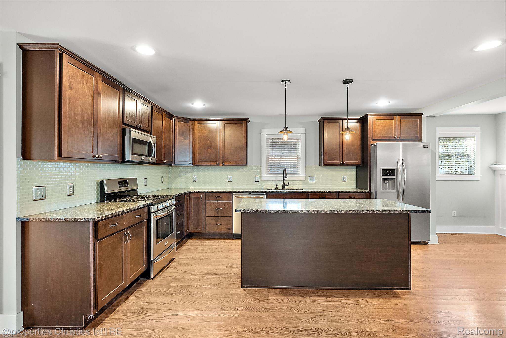 620 E 5TH Street