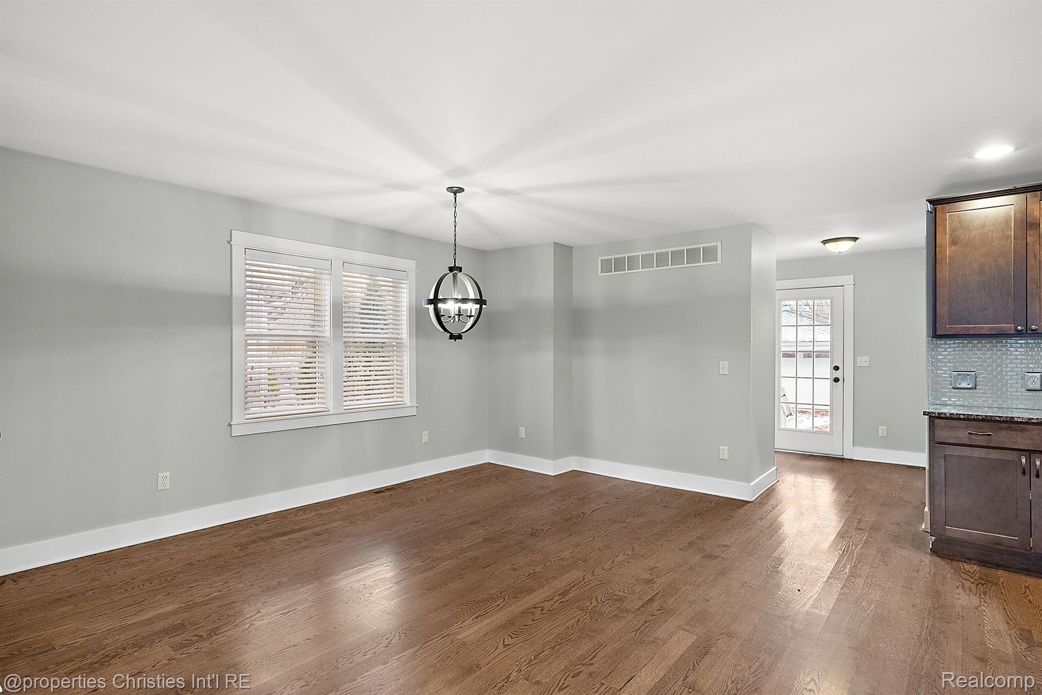 620 E 5TH Street
