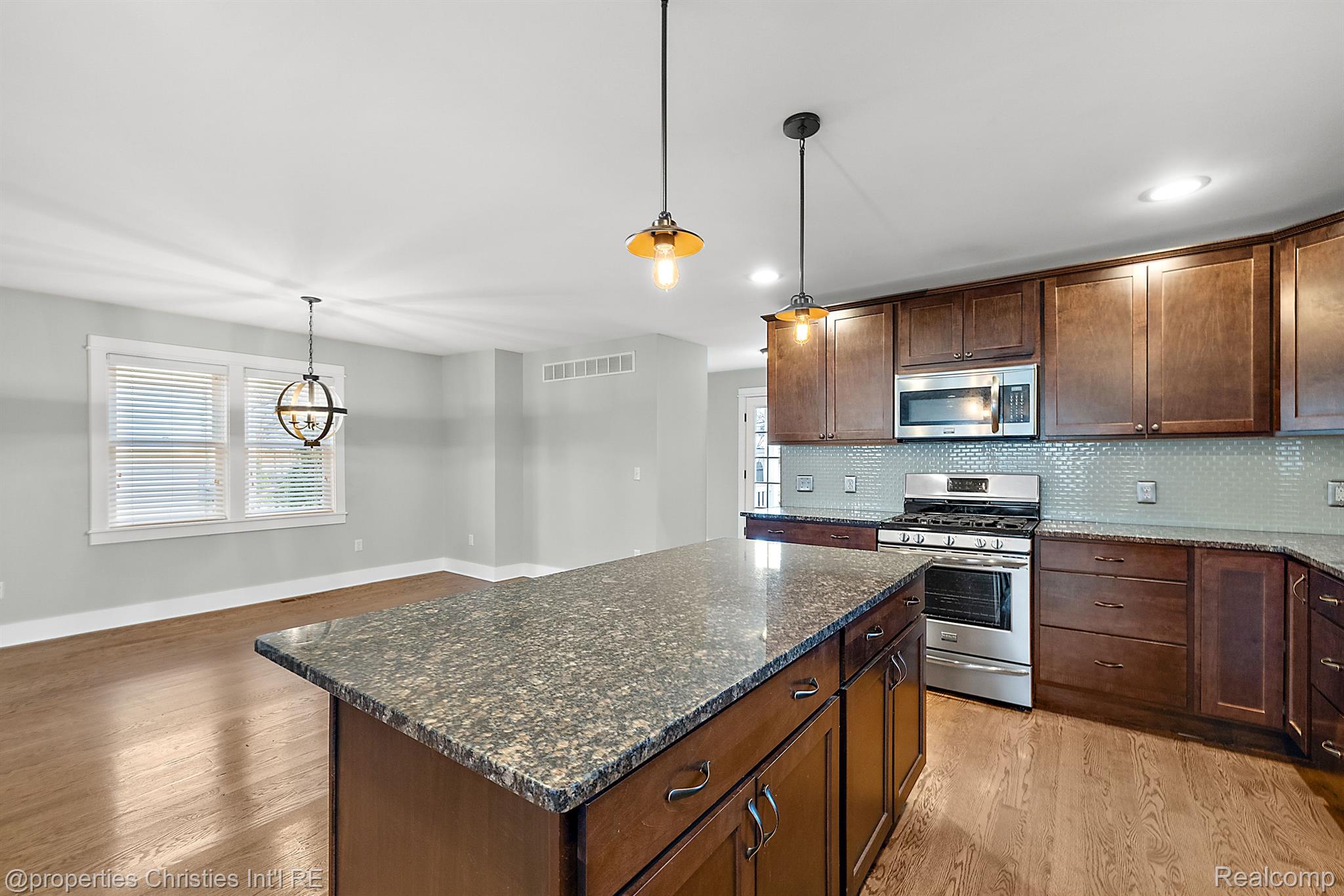 620 E 5TH Street