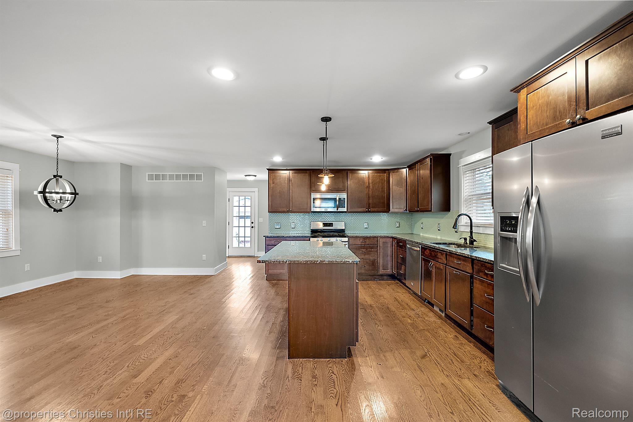 620 E 5TH Street