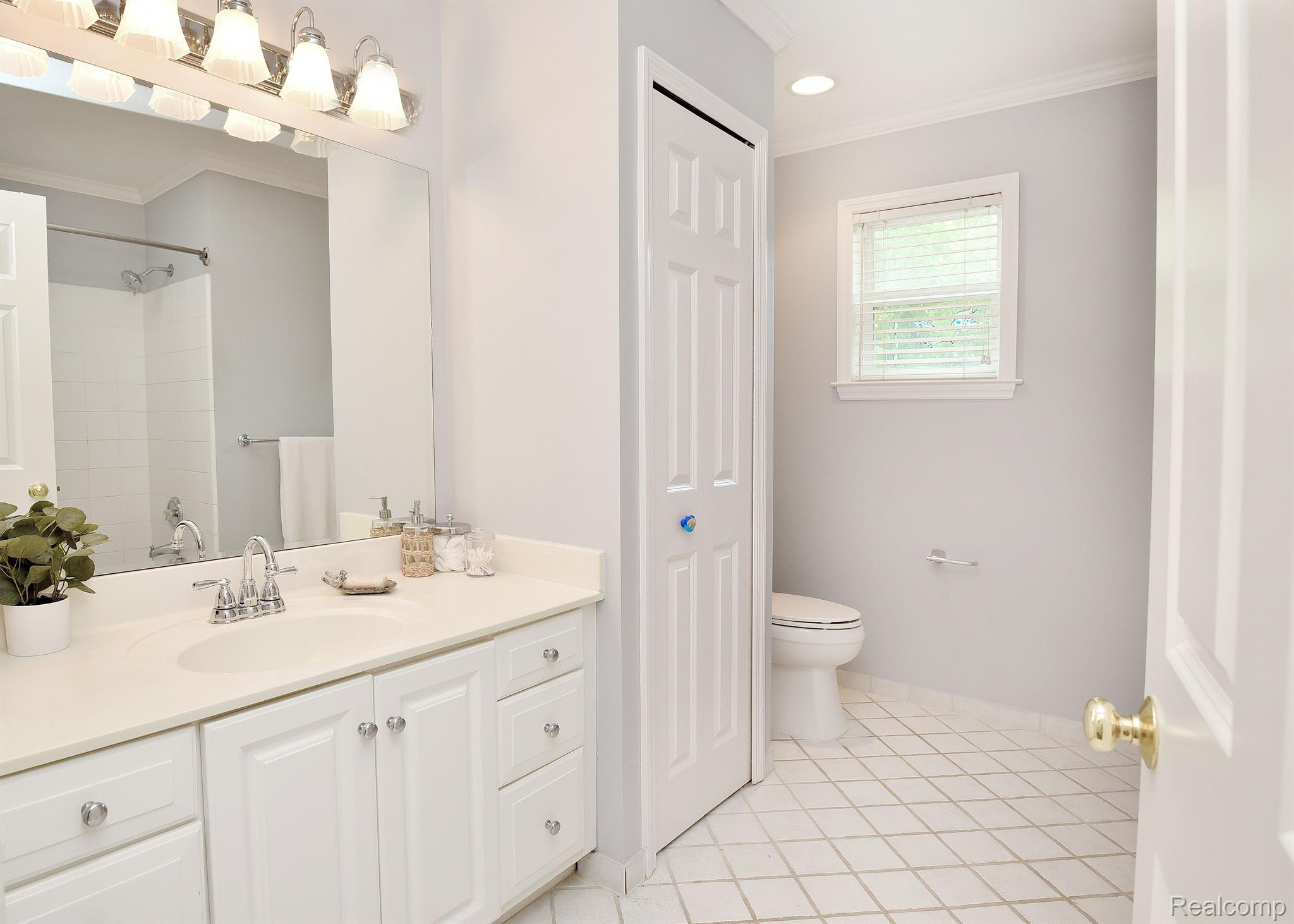 1582 BUCKINGHAM Avenue