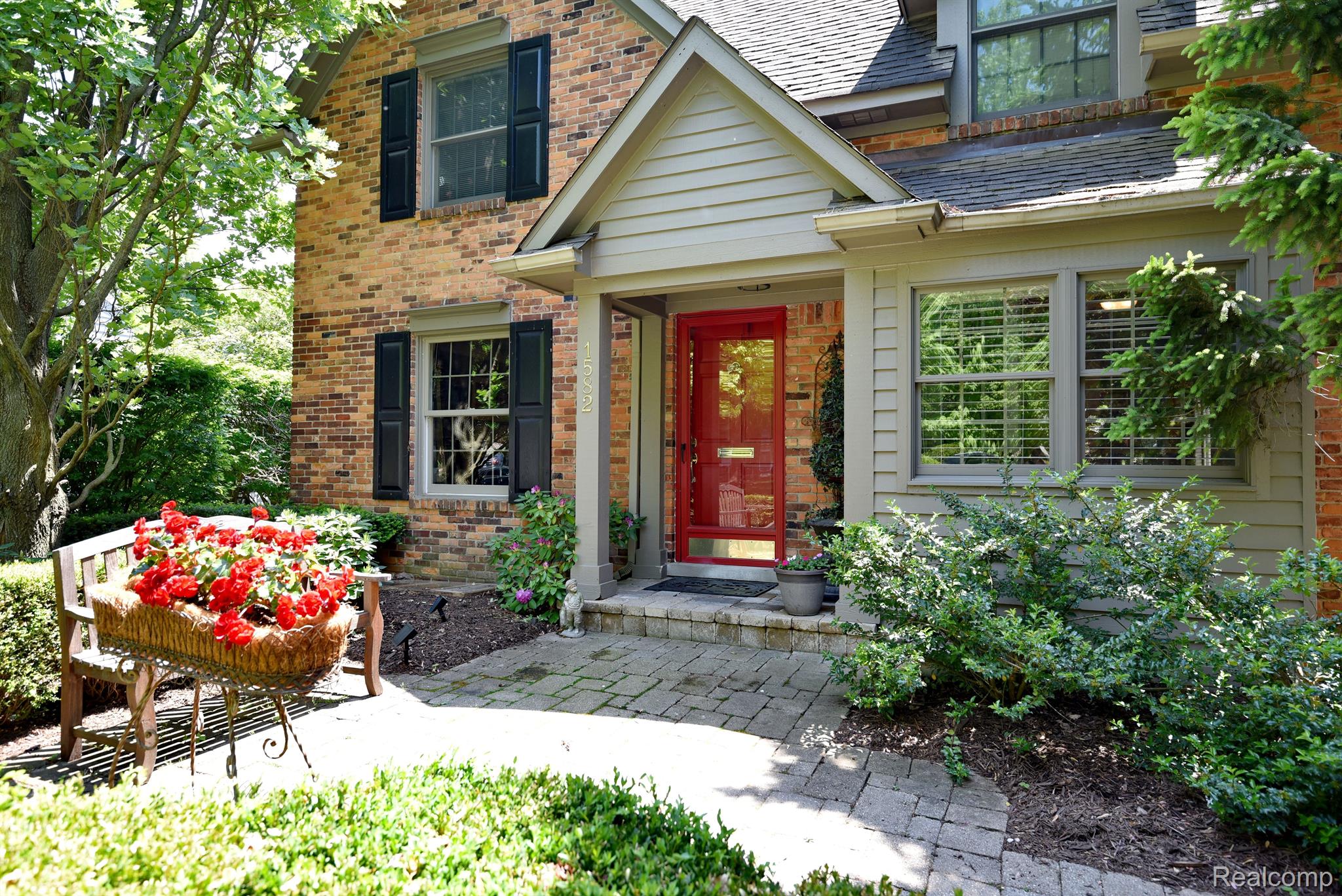 1582 BUCKINGHAM Avenue