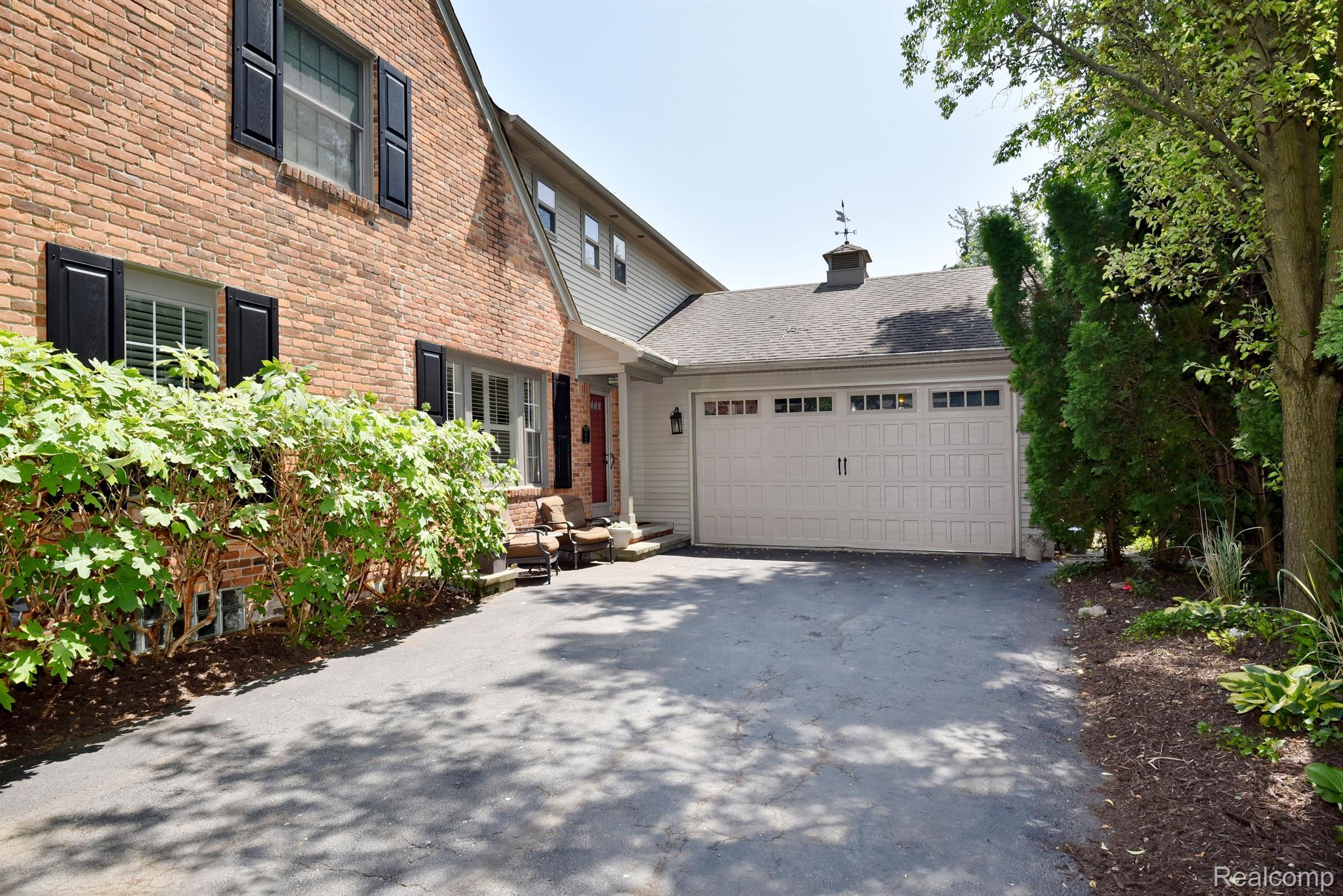 1582 BUCKINGHAM Avenue