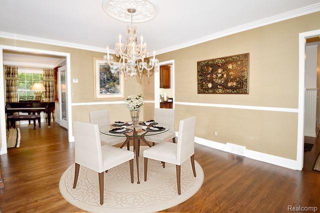 1582 BUCKINGHAM Avenue