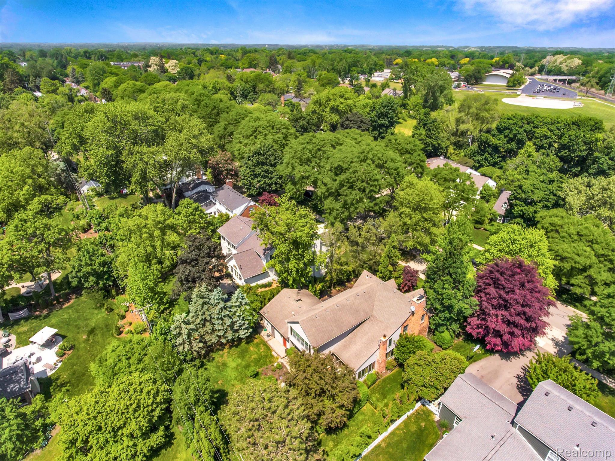 1582 BUCKINGHAM Avenue