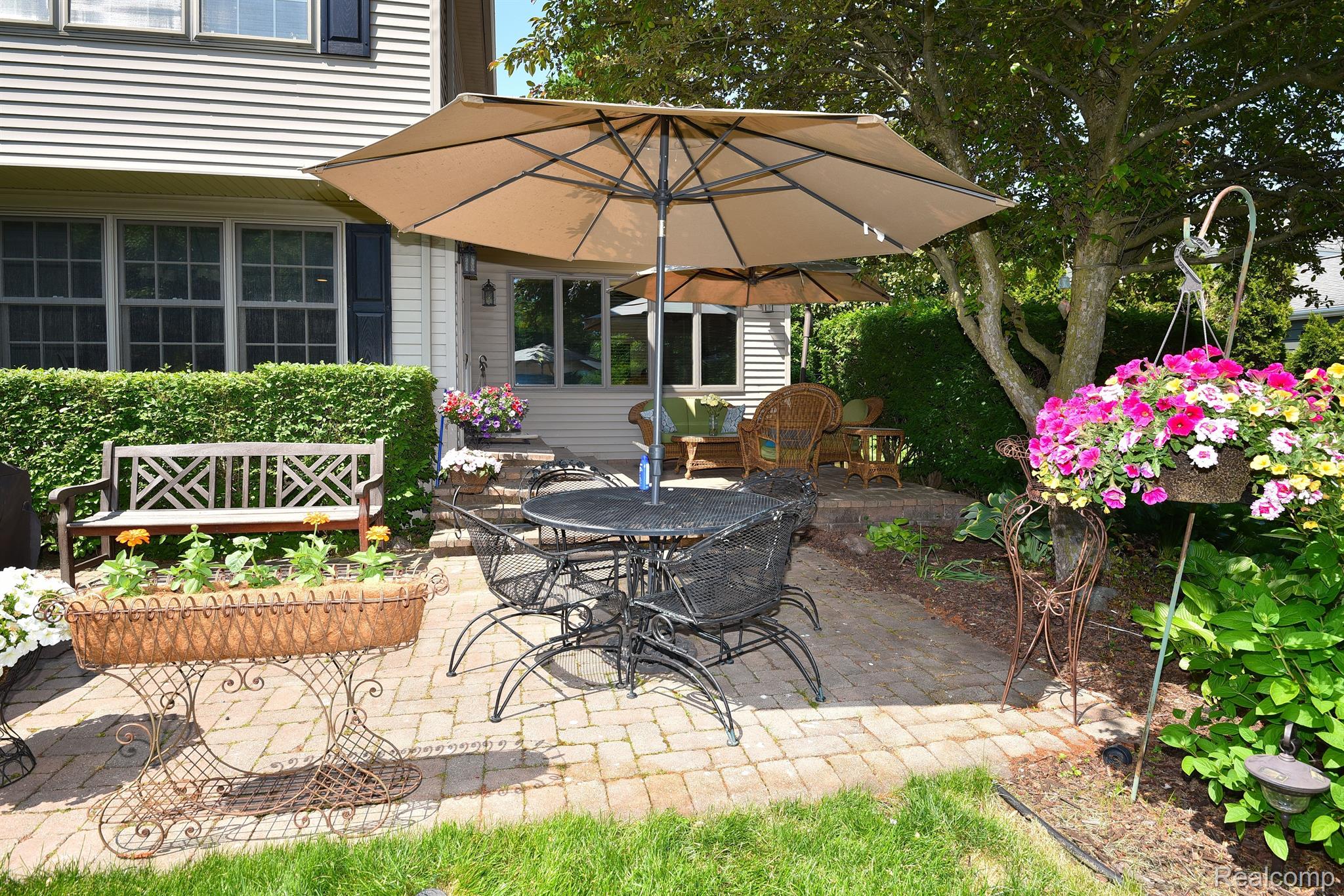 1582 BUCKINGHAM Avenue