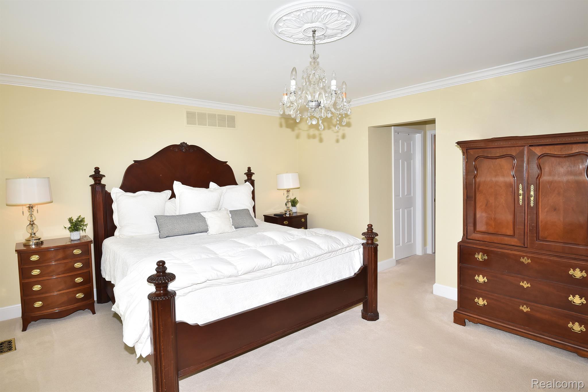 1582 BUCKINGHAM Avenue