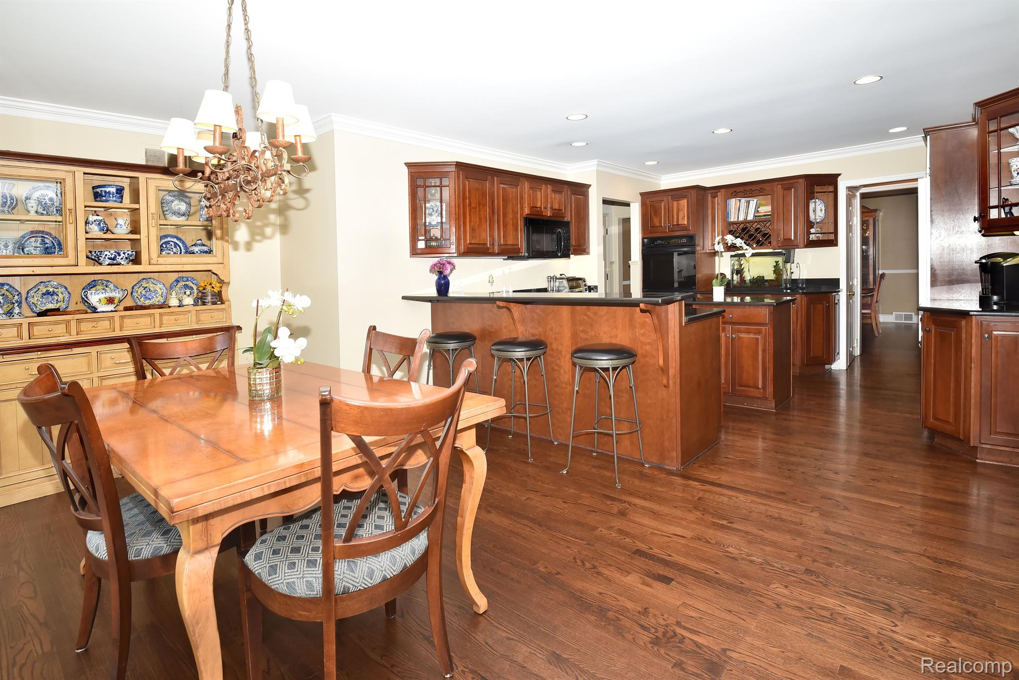 1582 BUCKINGHAM Avenue