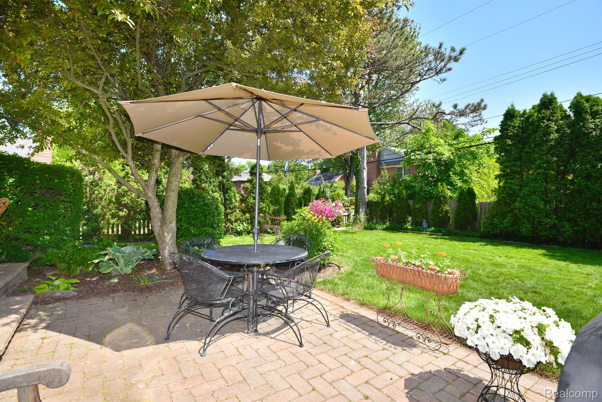 1582 BUCKINGHAM Avenue