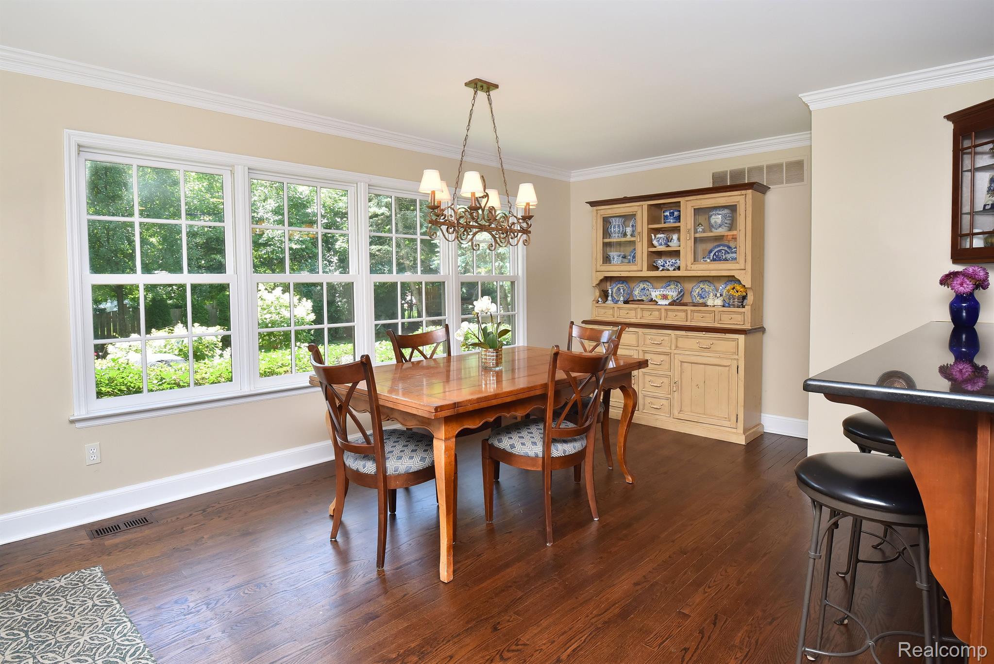 1582 BUCKINGHAM Avenue