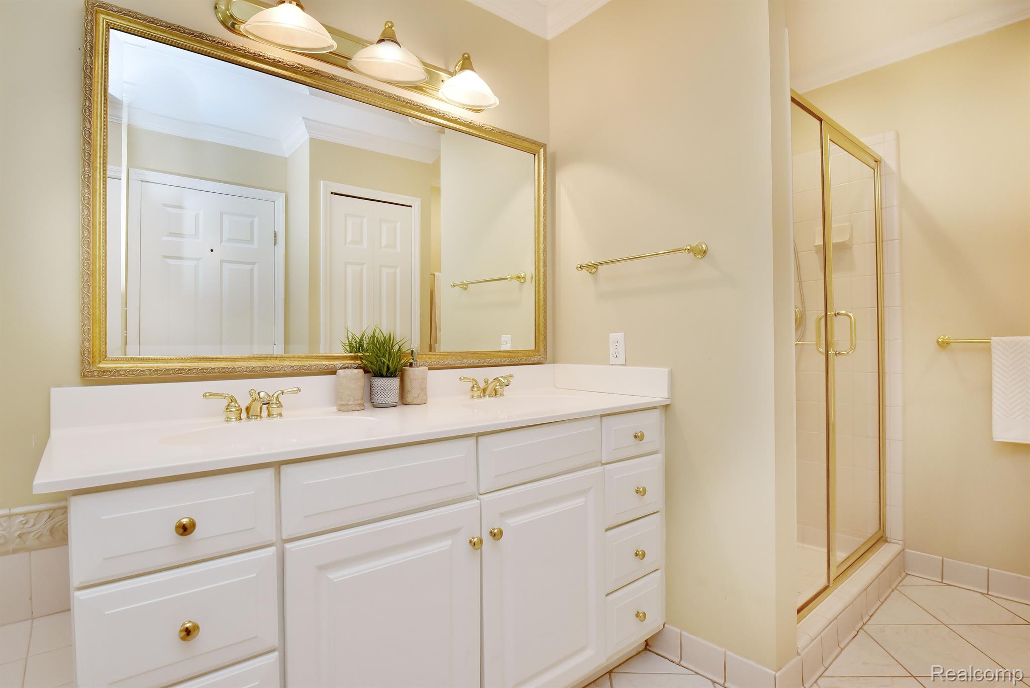 1582 BUCKINGHAM Avenue