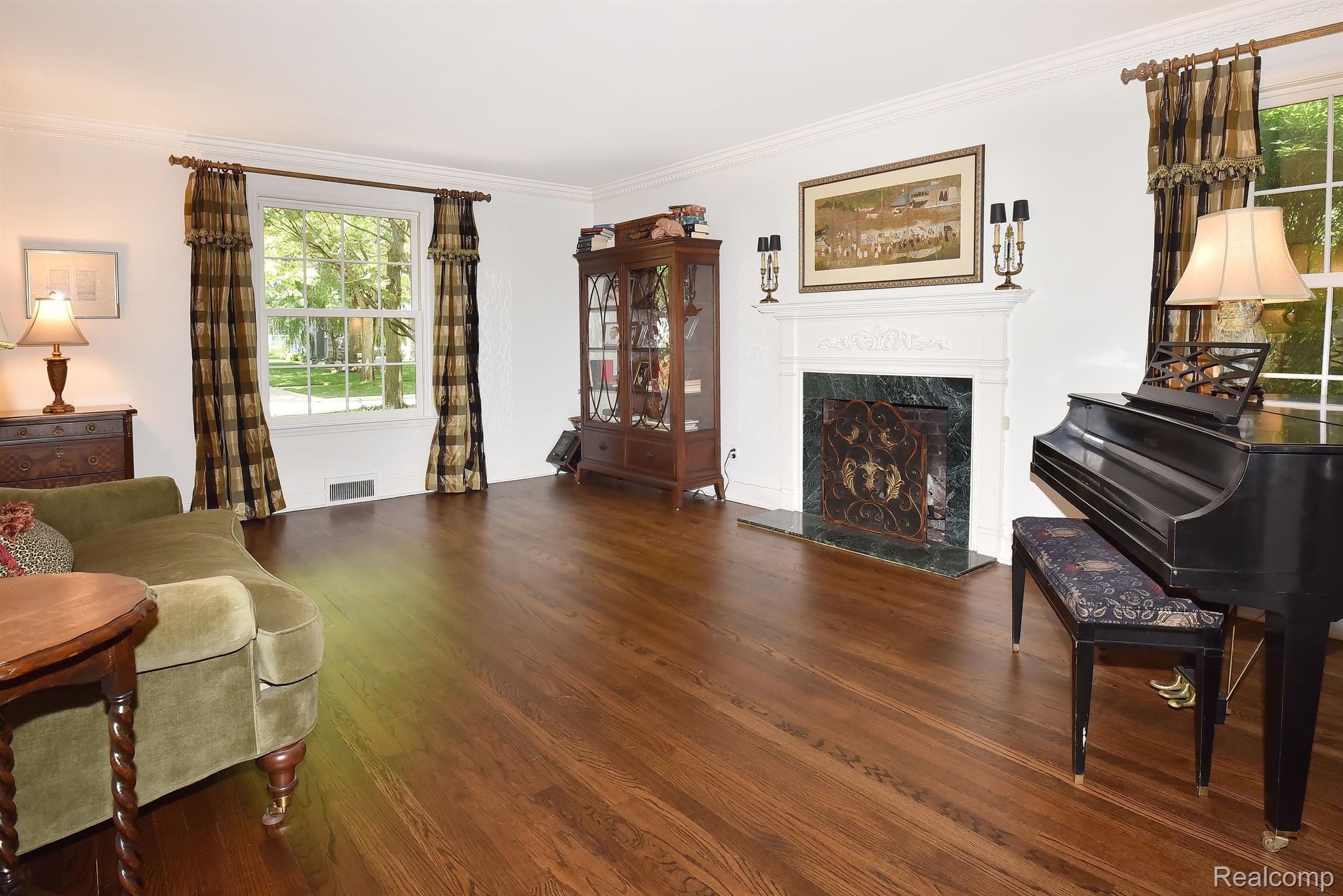 1582 BUCKINGHAM Avenue