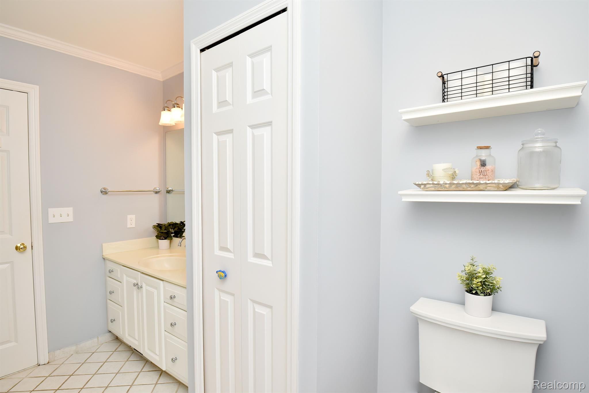 1582 BUCKINGHAM Avenue