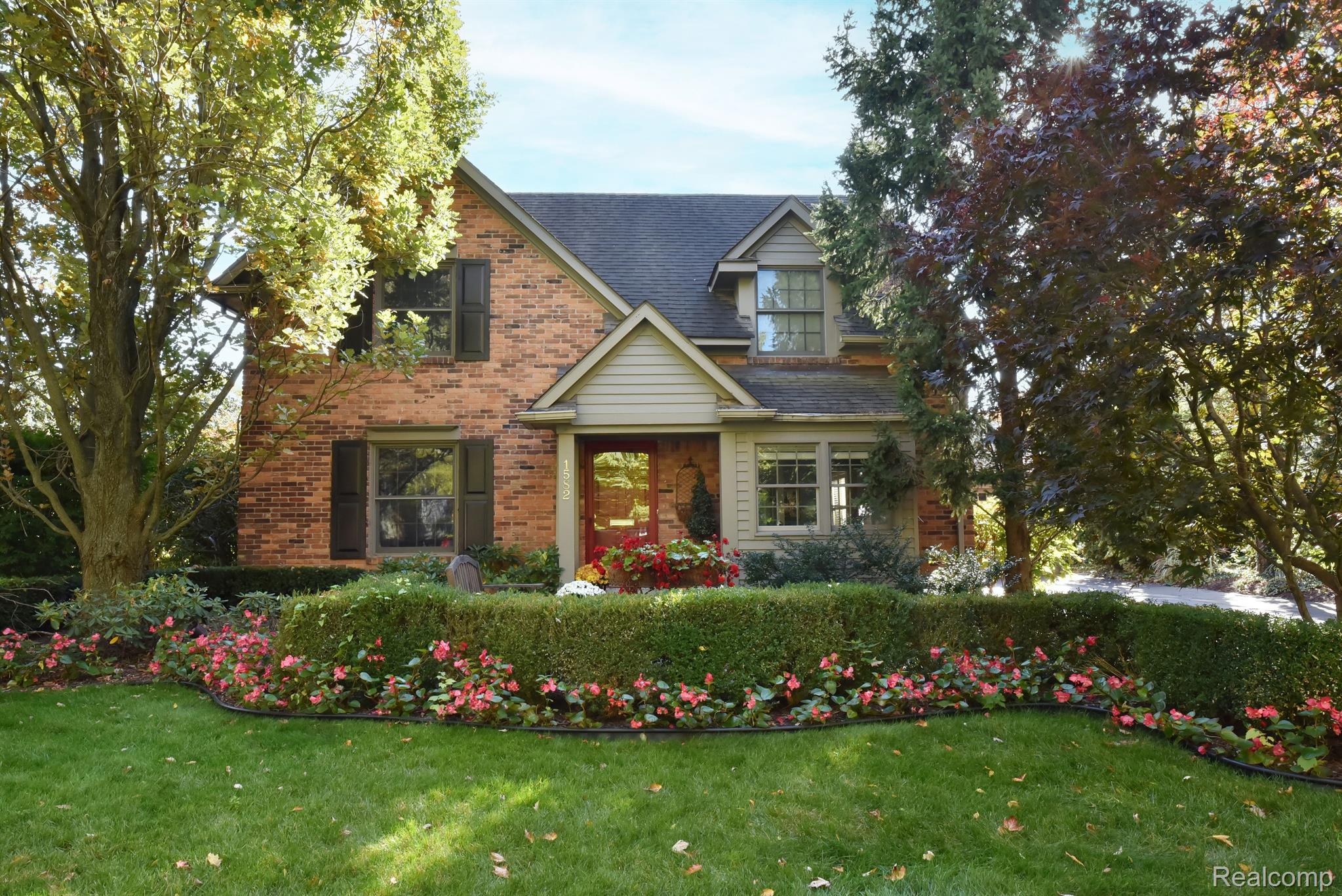 1582 BUCKINGHAM Avenue