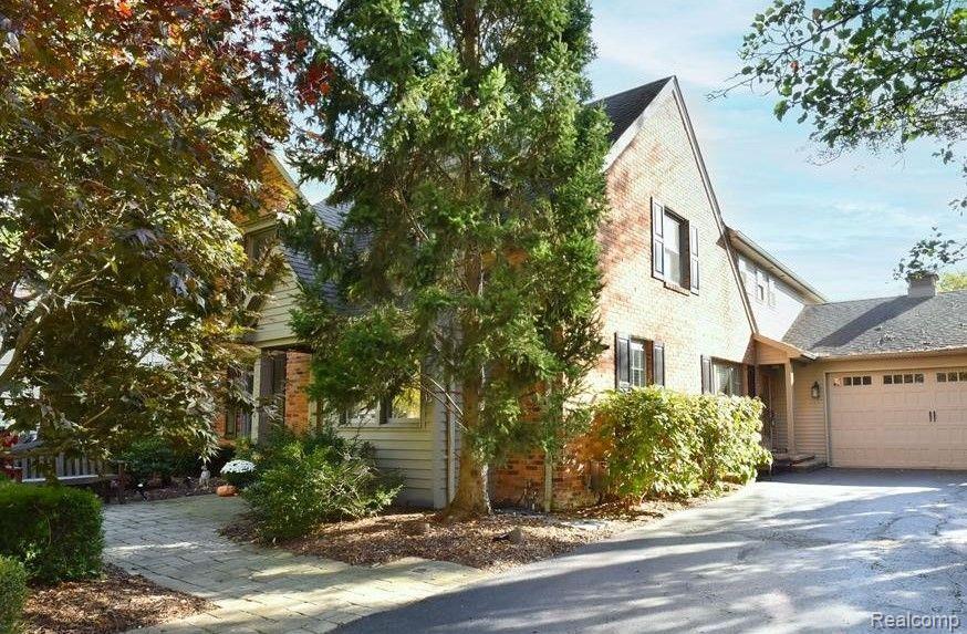 1582 BUCKINGHAM Avenue