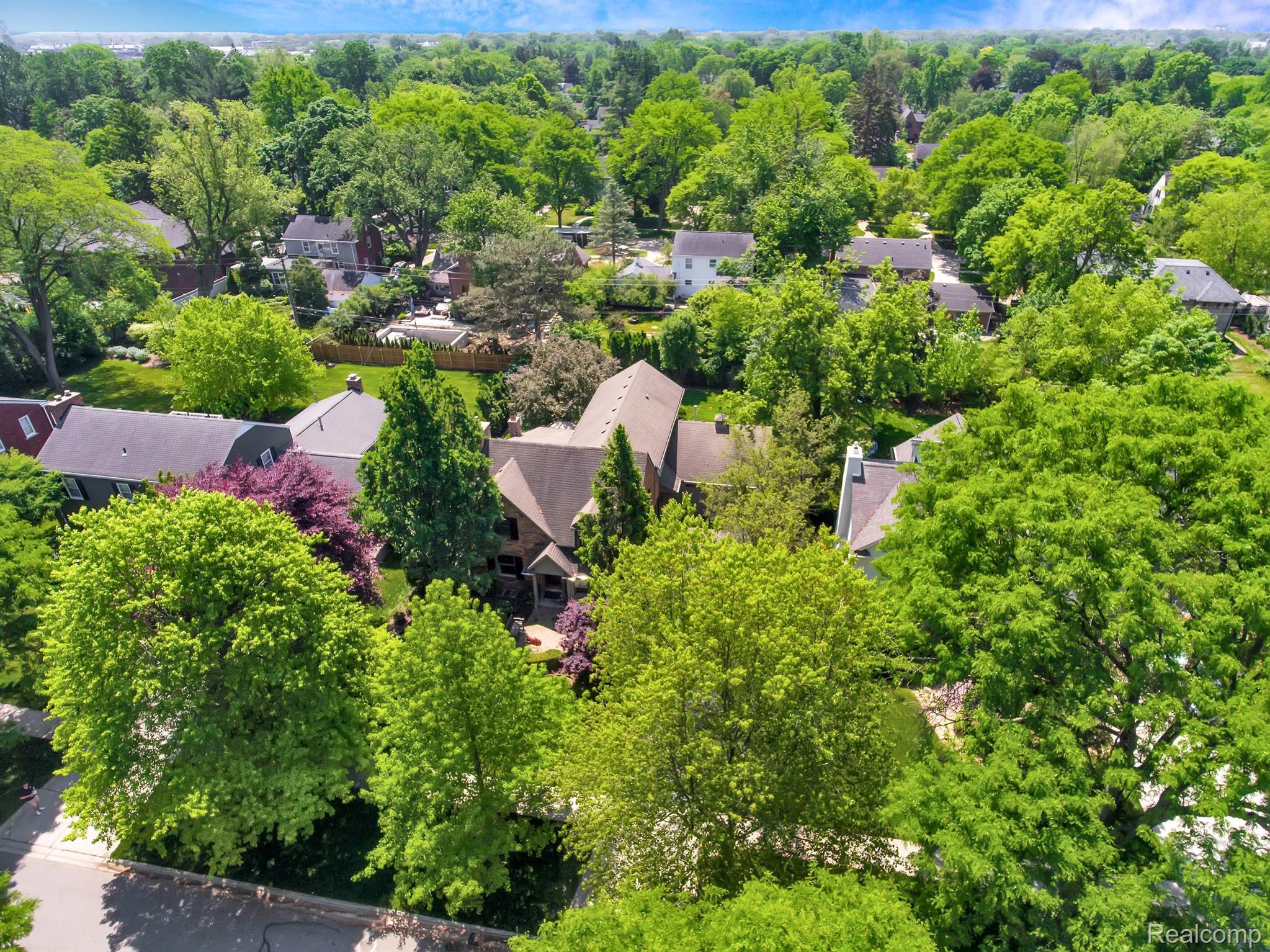 1582 BUCKINGHAM Avenue