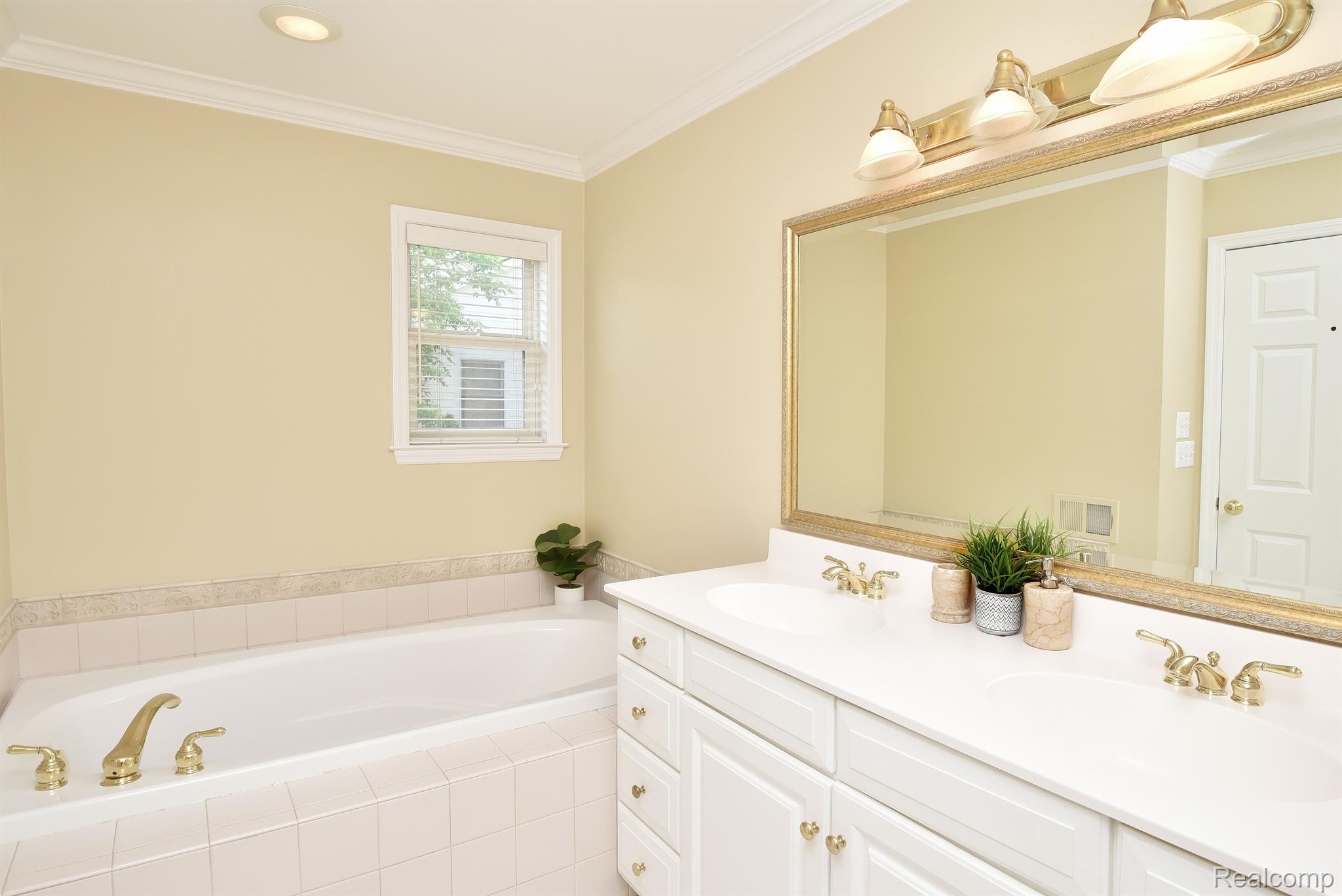 1582 BUCKINGHAM Avenue