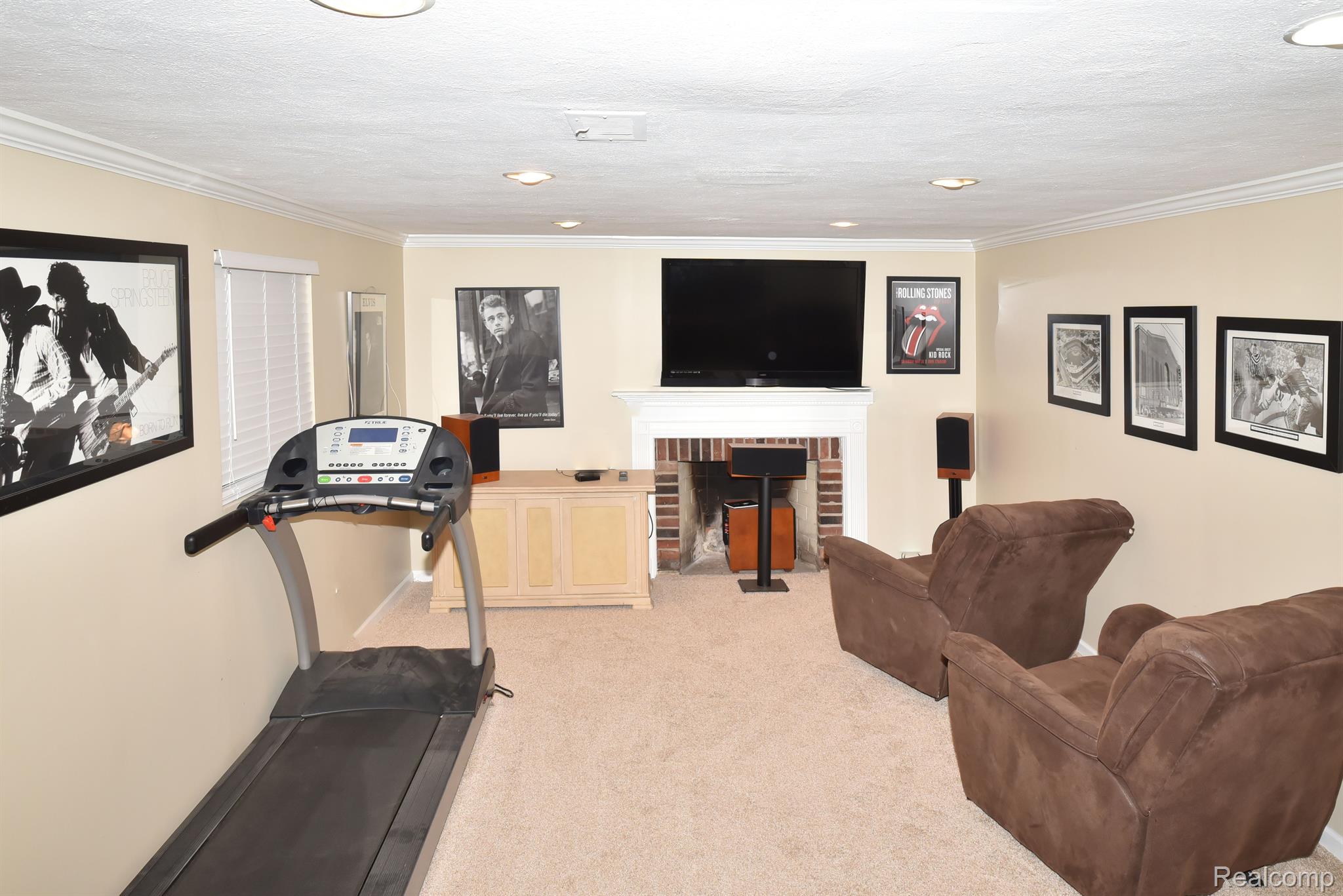 1582 BUCKINGHAM Avenue