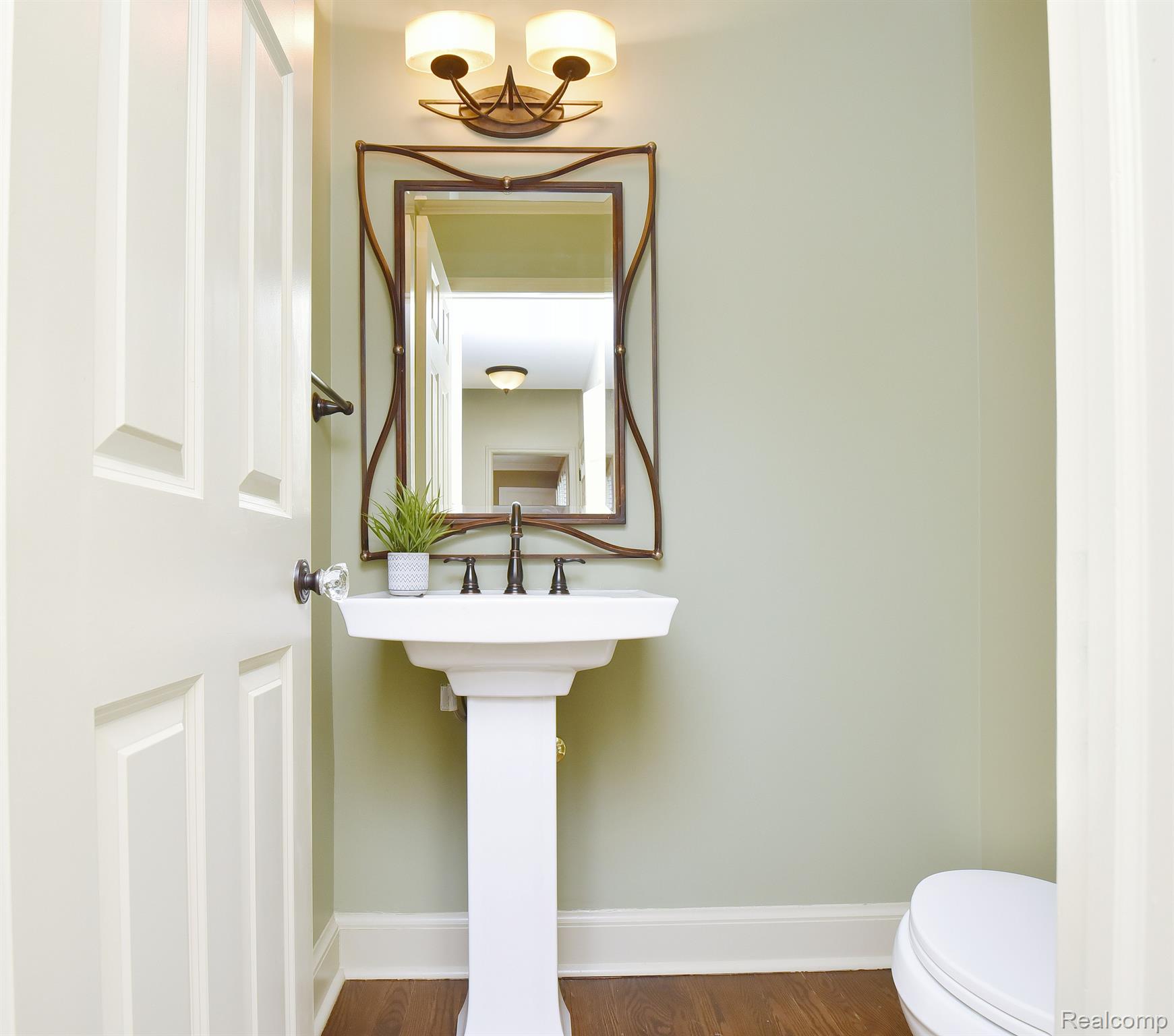 1582 BUCKINGHAM Avenue