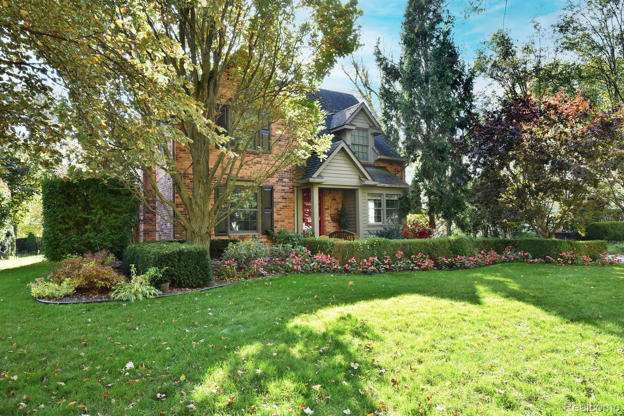 1582 BUCKINGHAM Avenue