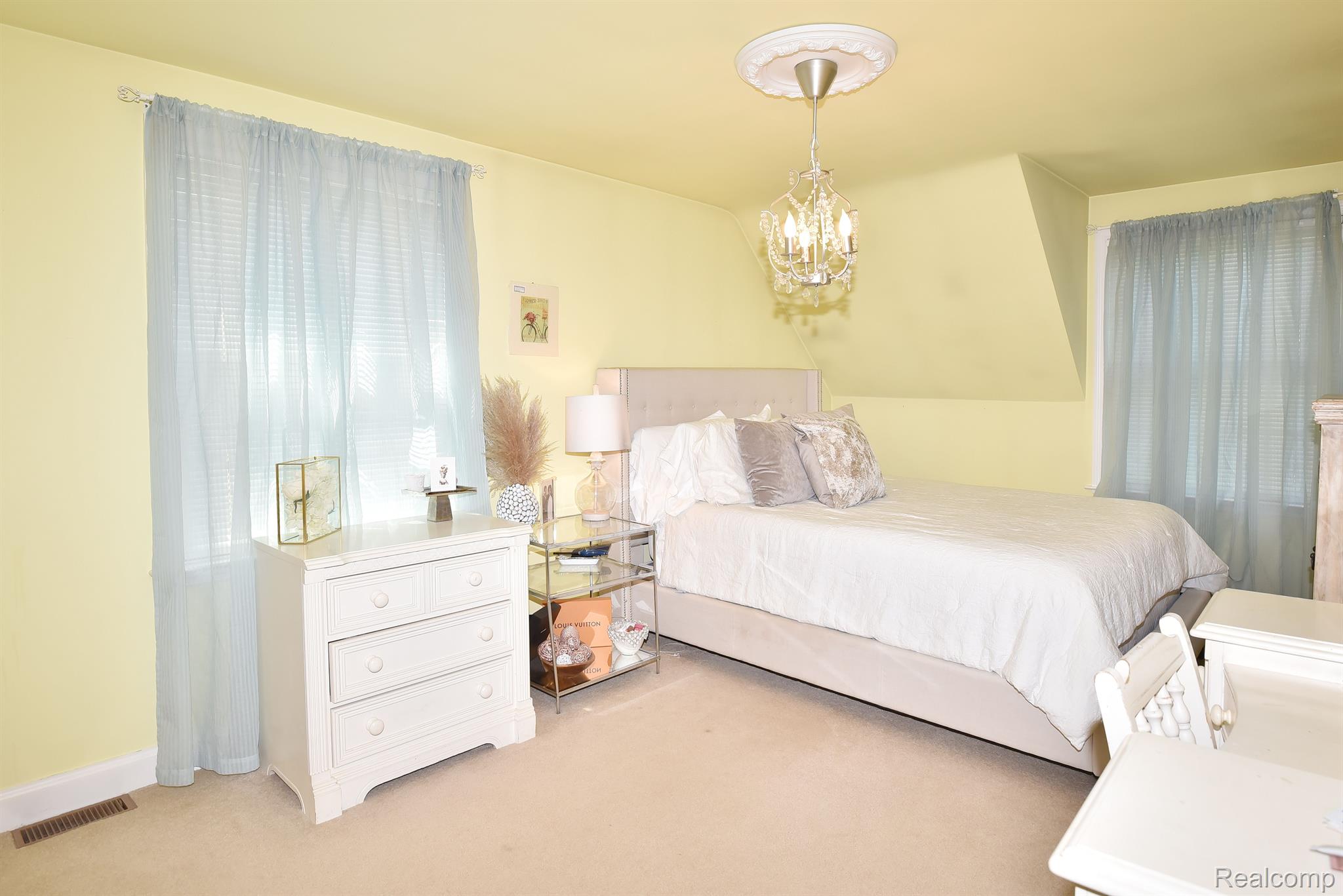 1582 BUCKINGHAM Avenue