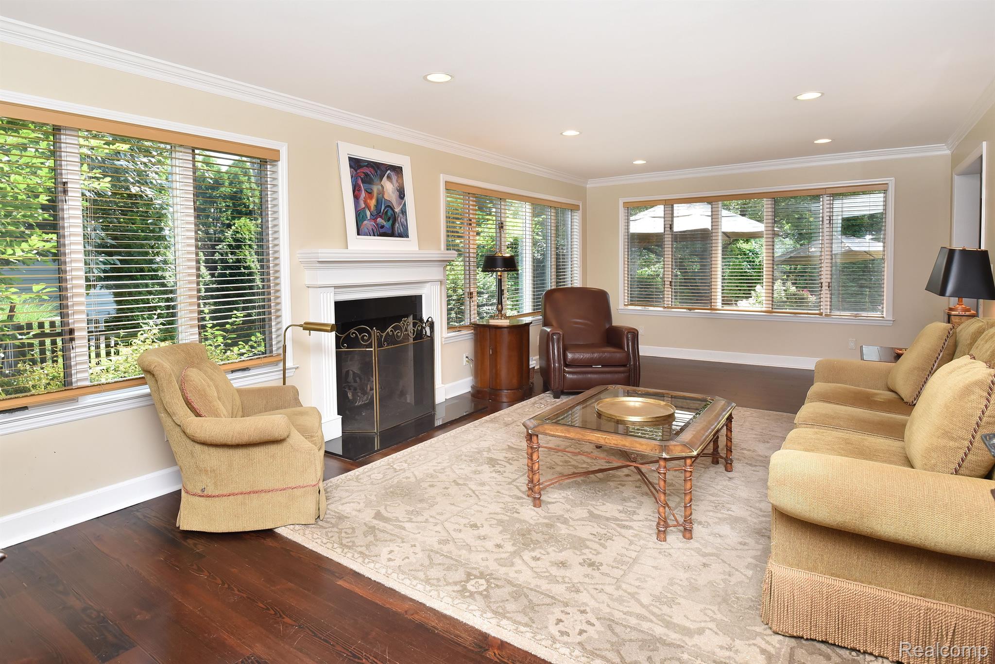 1582 BUCKINGHAM Avenue