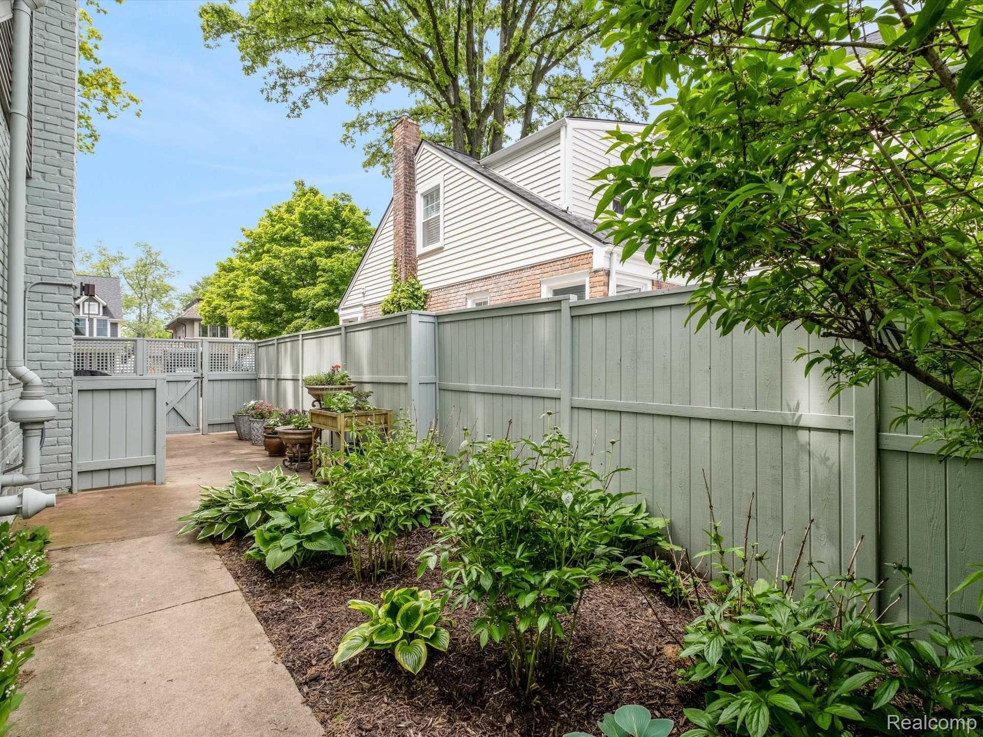 1695 WASHINGTON Boulevard