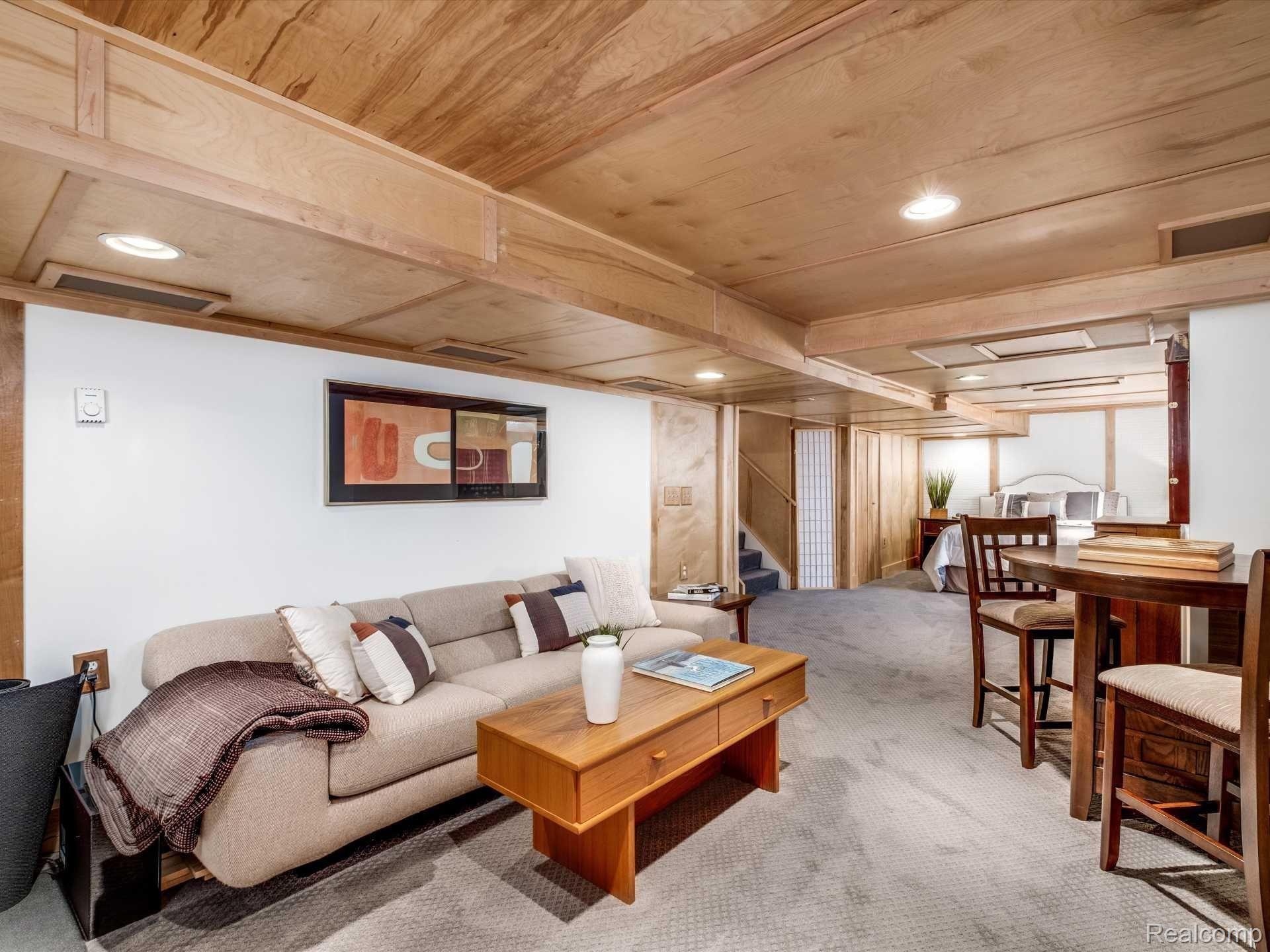 1695 WASHINGTON Boulevard