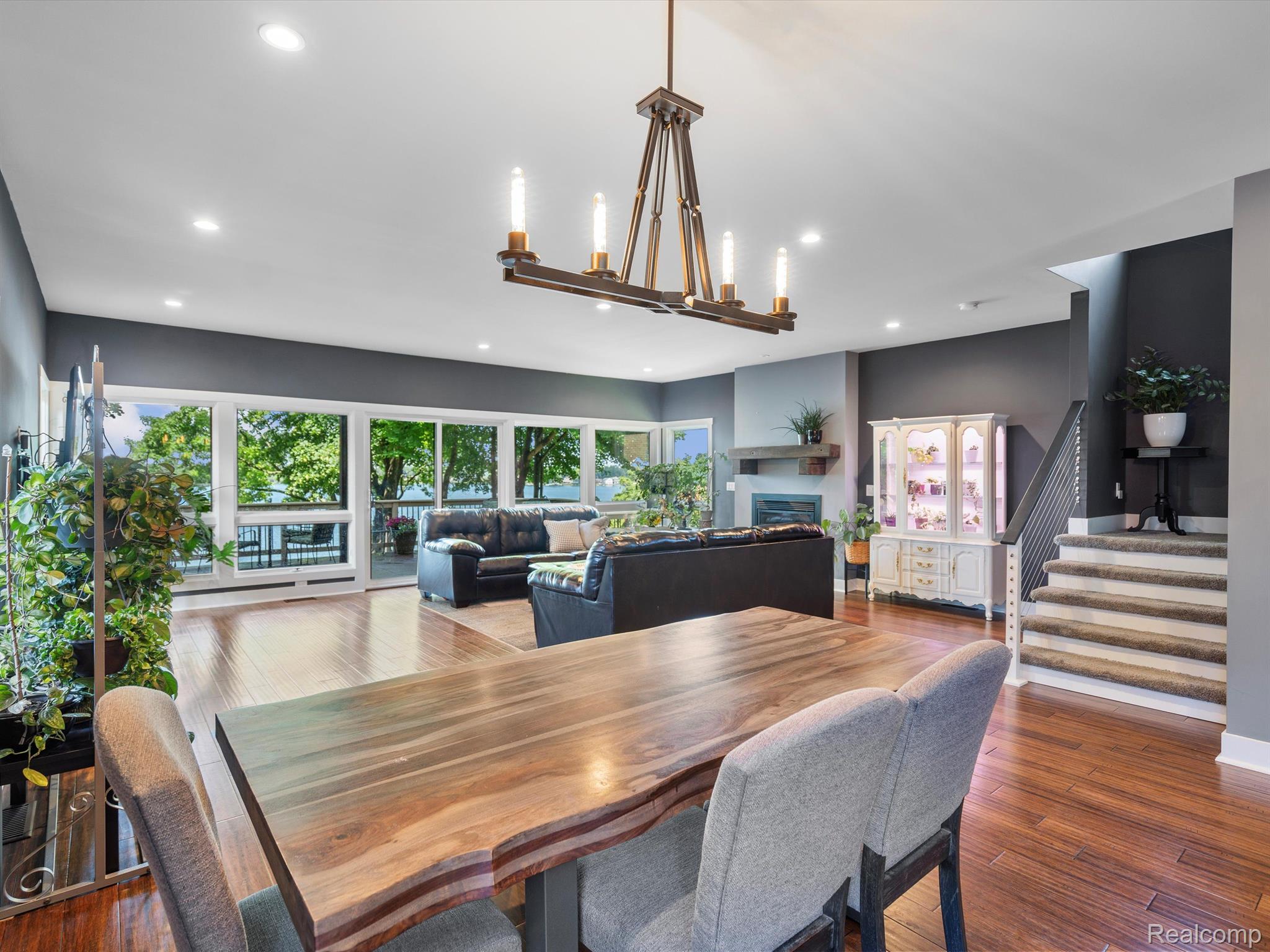 2401 RIDGE Road