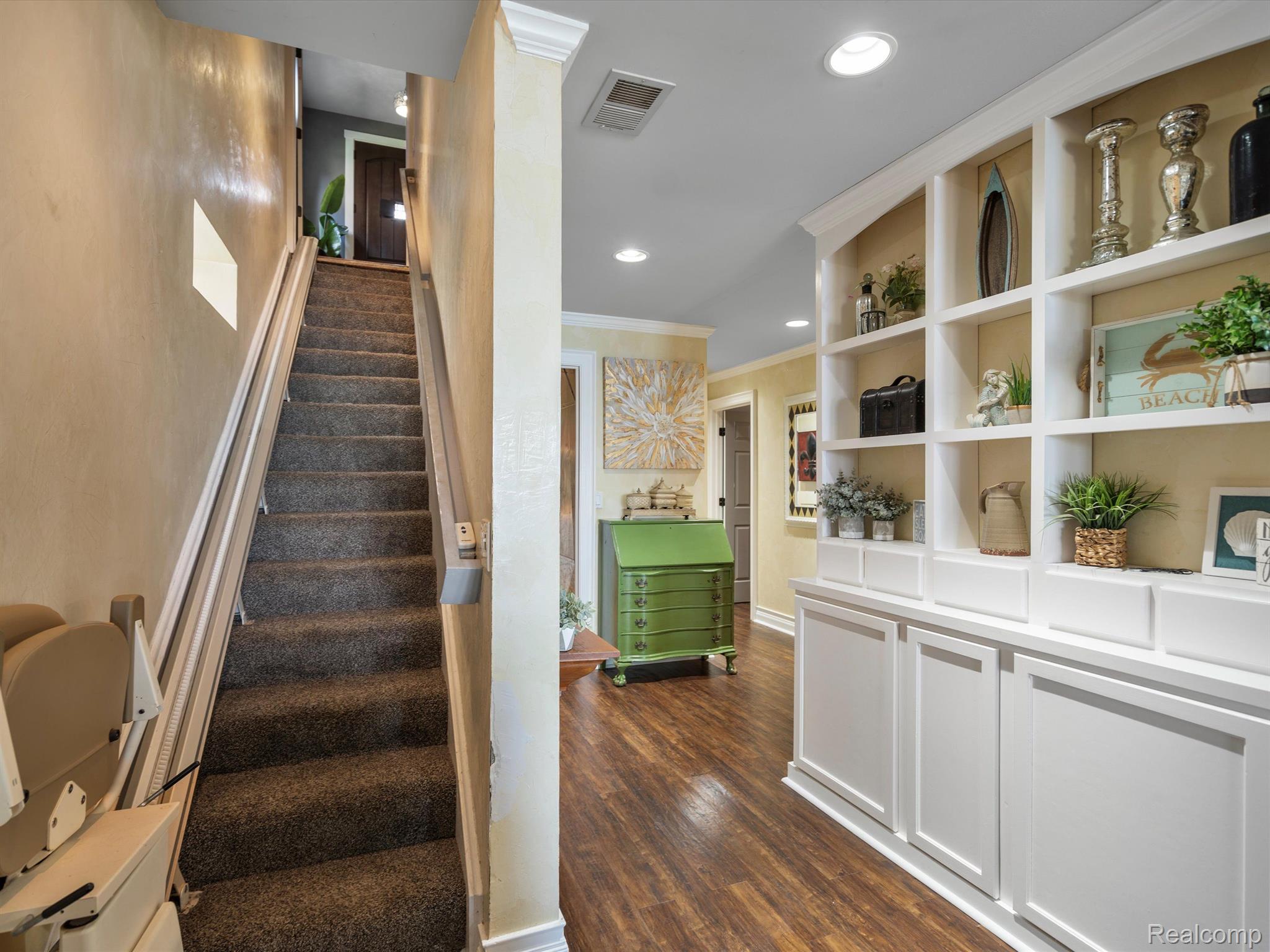 2401 RIDGE Road