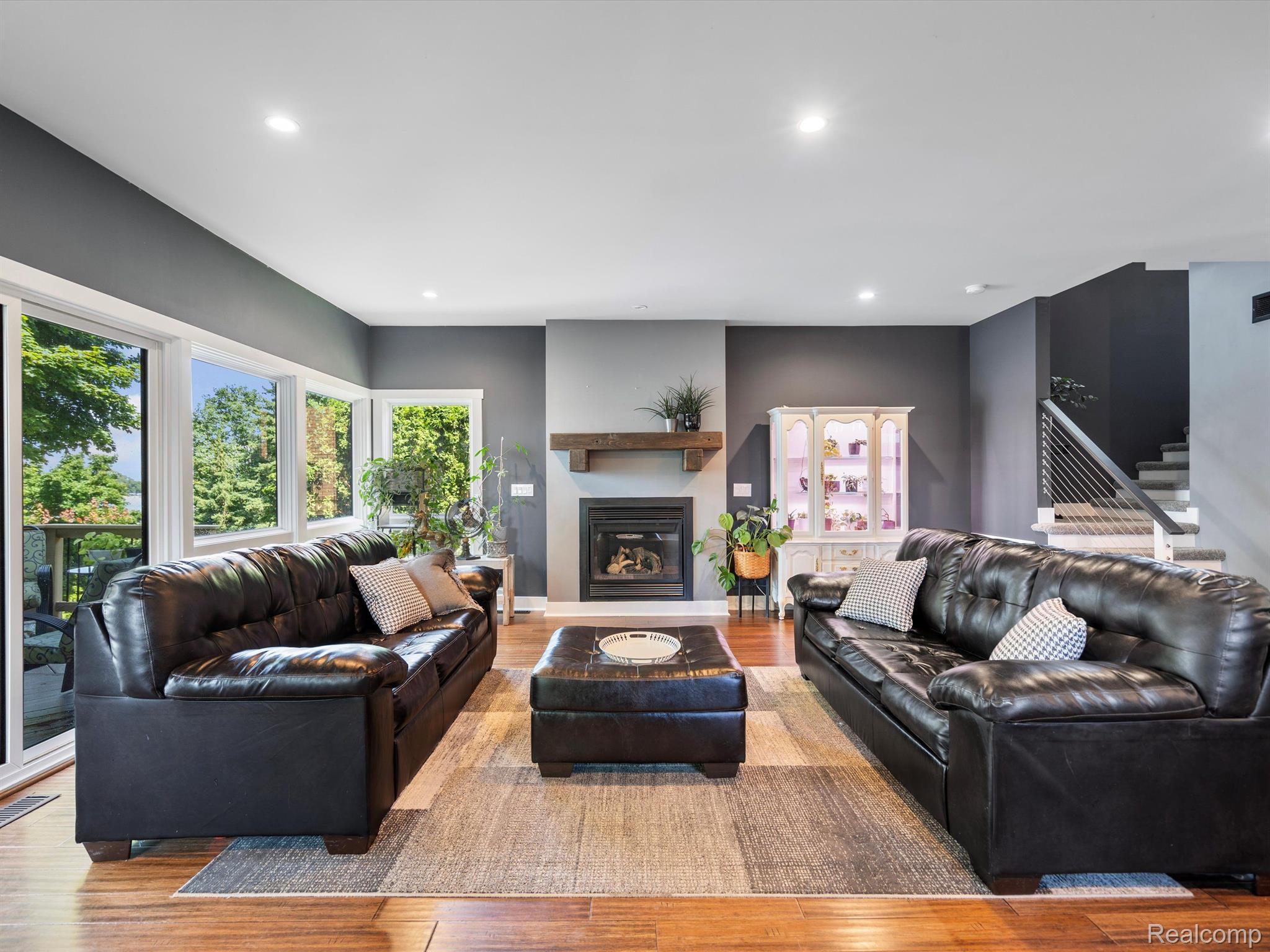 2401 RIDGE Road