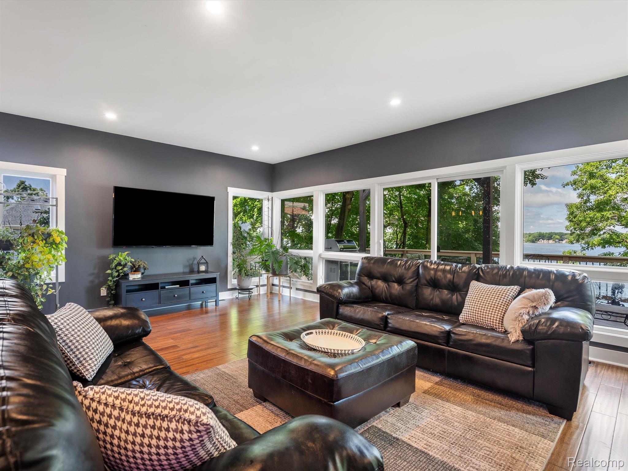 2401 RIDGE Road
